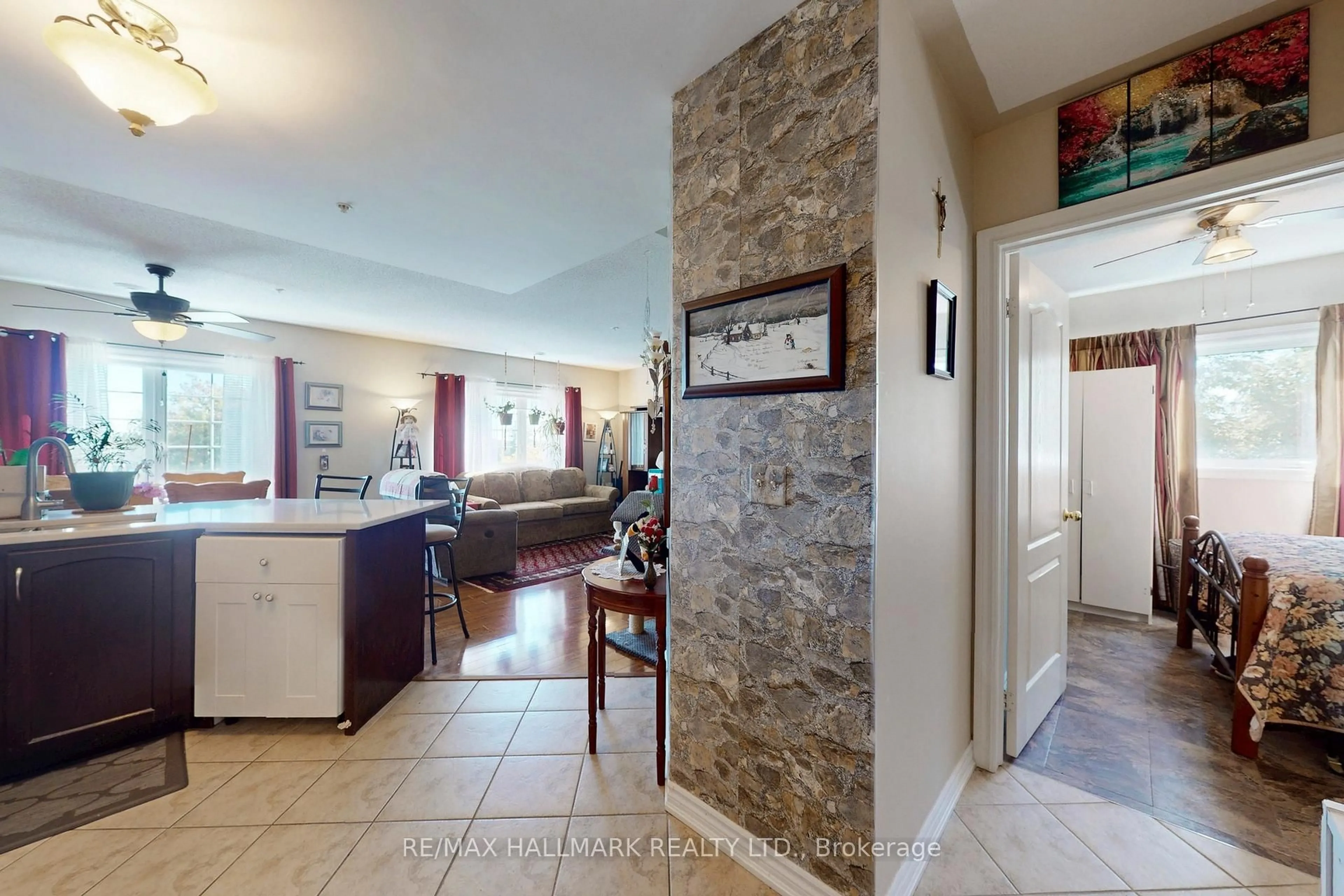 Indoor entryway for 112 Simcoe Rd #301, Bradford West Gwillimbury Ontario L3Z 1Y2