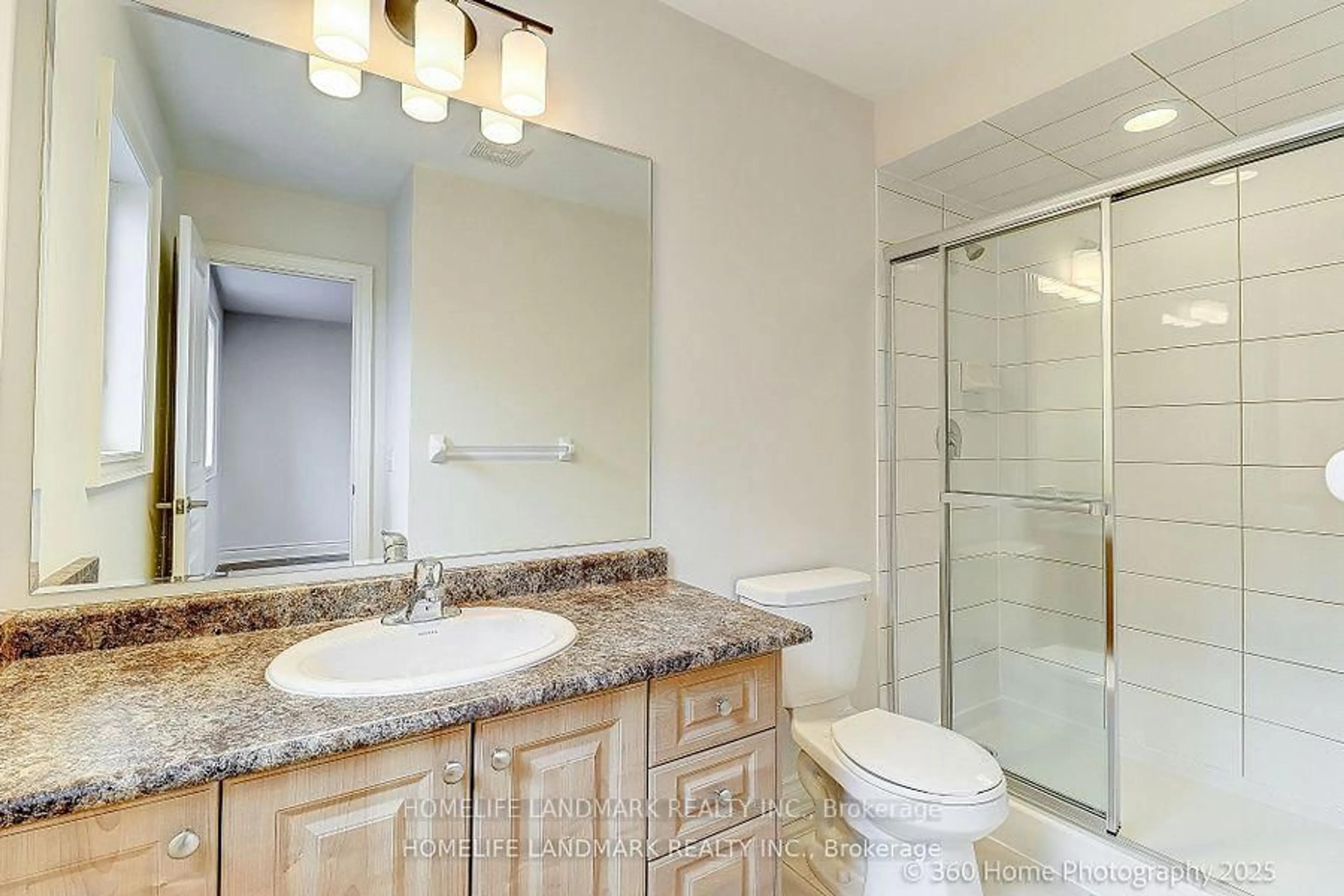 Standard bathroom, ceramic/tile floor for 16 Beechborough Cres, East Gwillimbury Ontario L9N 0P2