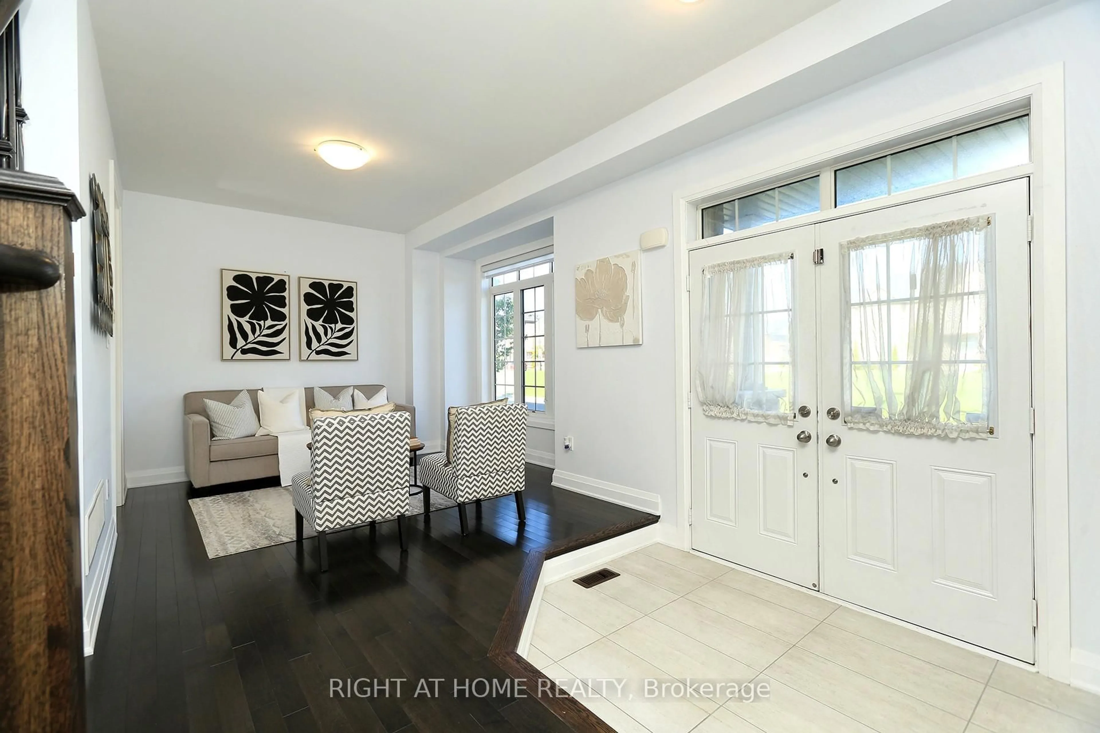 Indoor entryway for 63 East's Corner Blvd, Vaughan Ontario L4H 3Z7