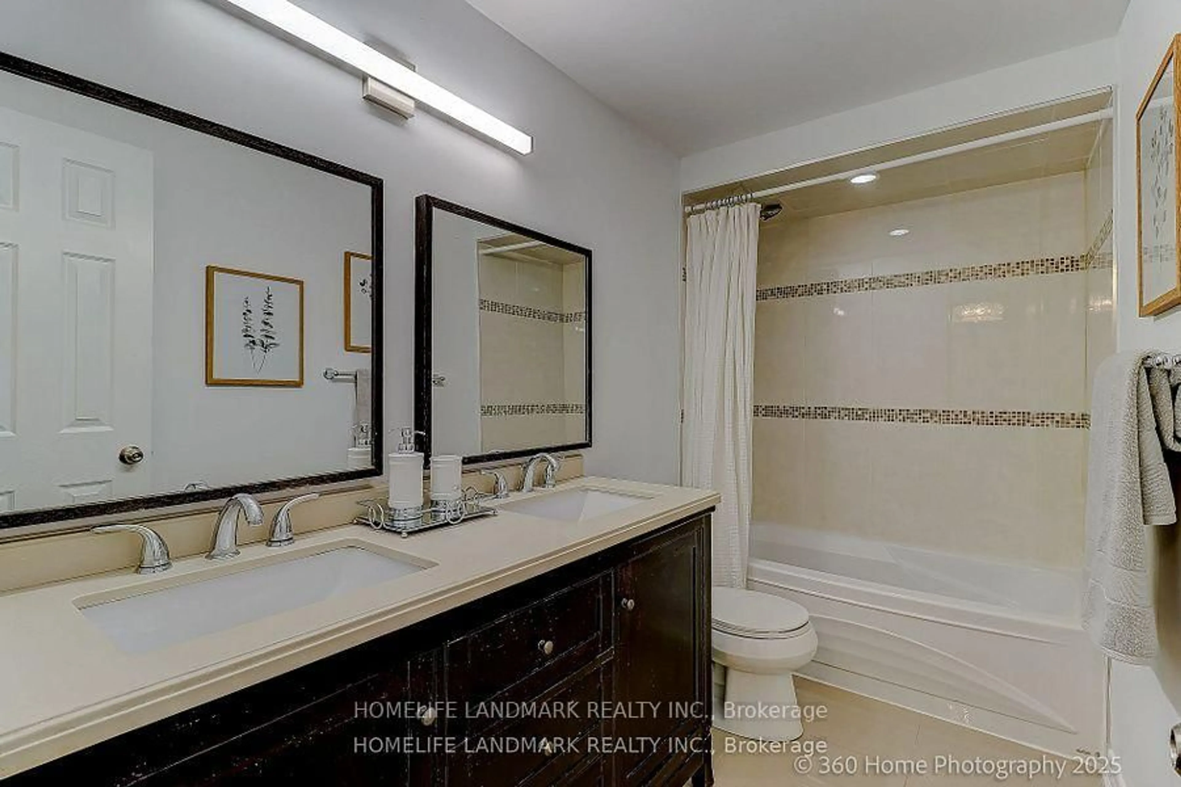 Standard bathroom, ceramic/tile floor for 30 Misty Moor Dr, Richmond Hill Ontario L4C 6R1