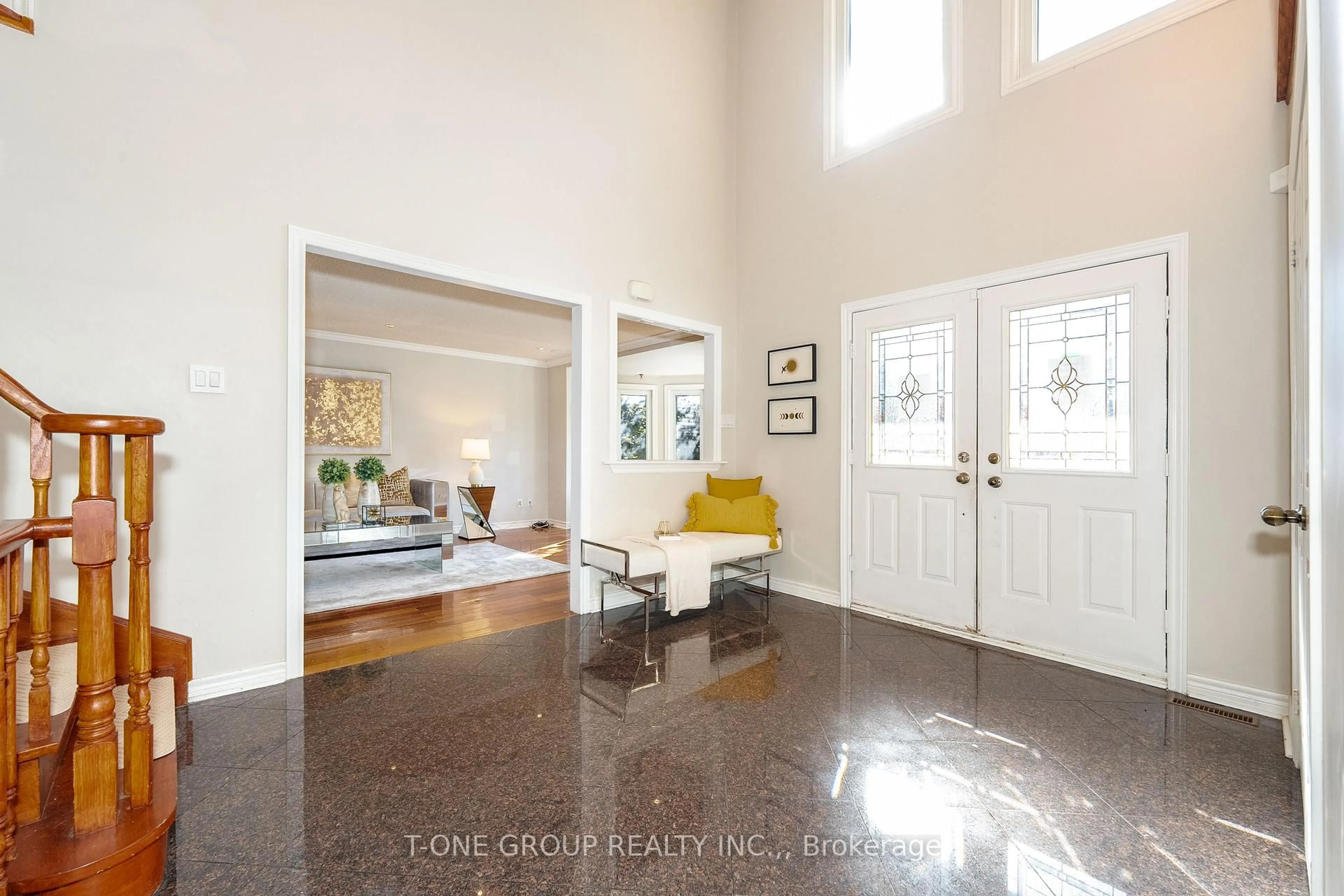 Indoor entryway for 382 Elgin Mills Rd, Richmond Hill Ontario L4C 4M2