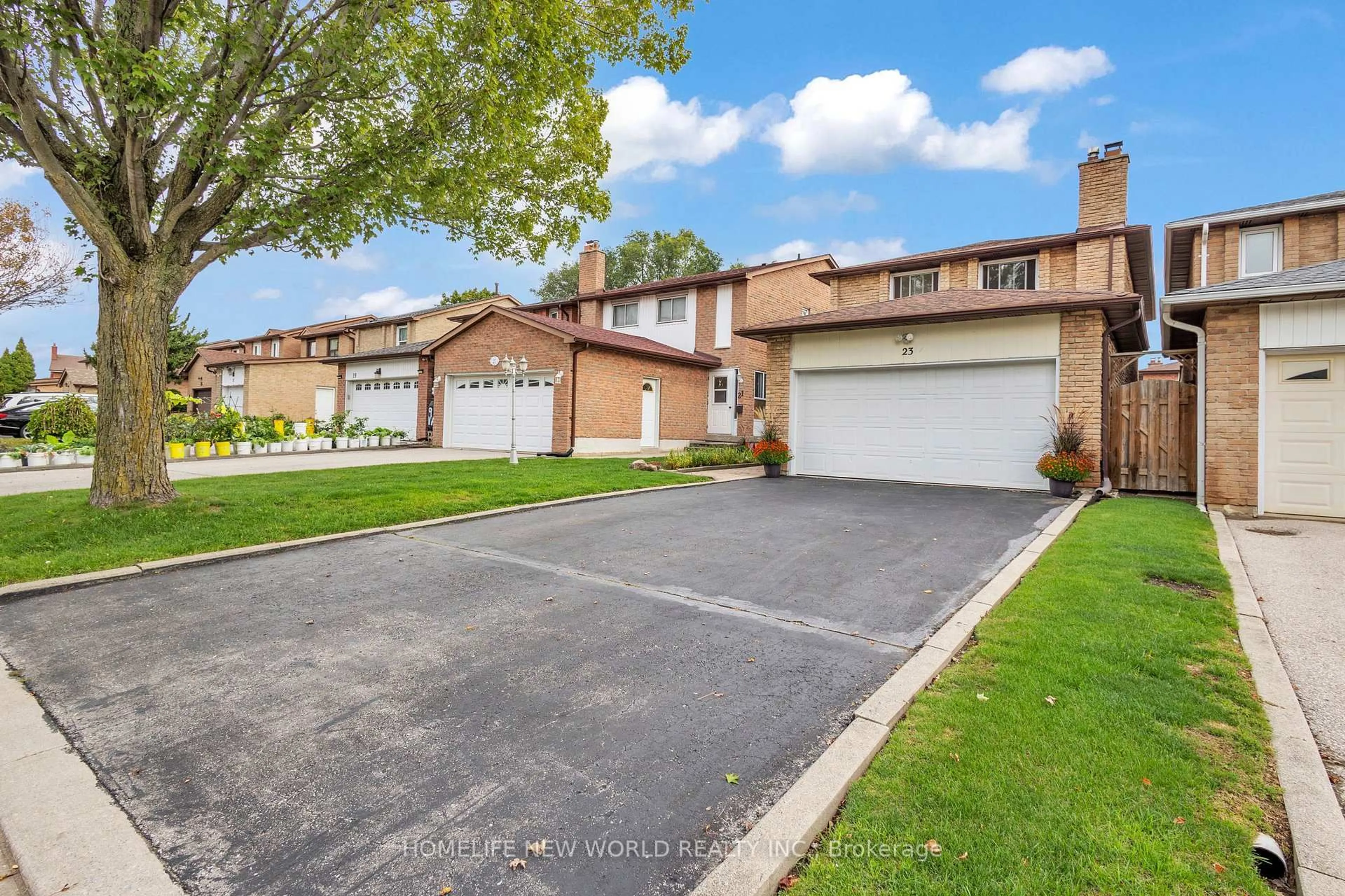 A pic from outside/outdoor area/front of a property/back of a property/a pic from drone, street for 23 Avalon Rd, Markham Ontario L3R 3P2