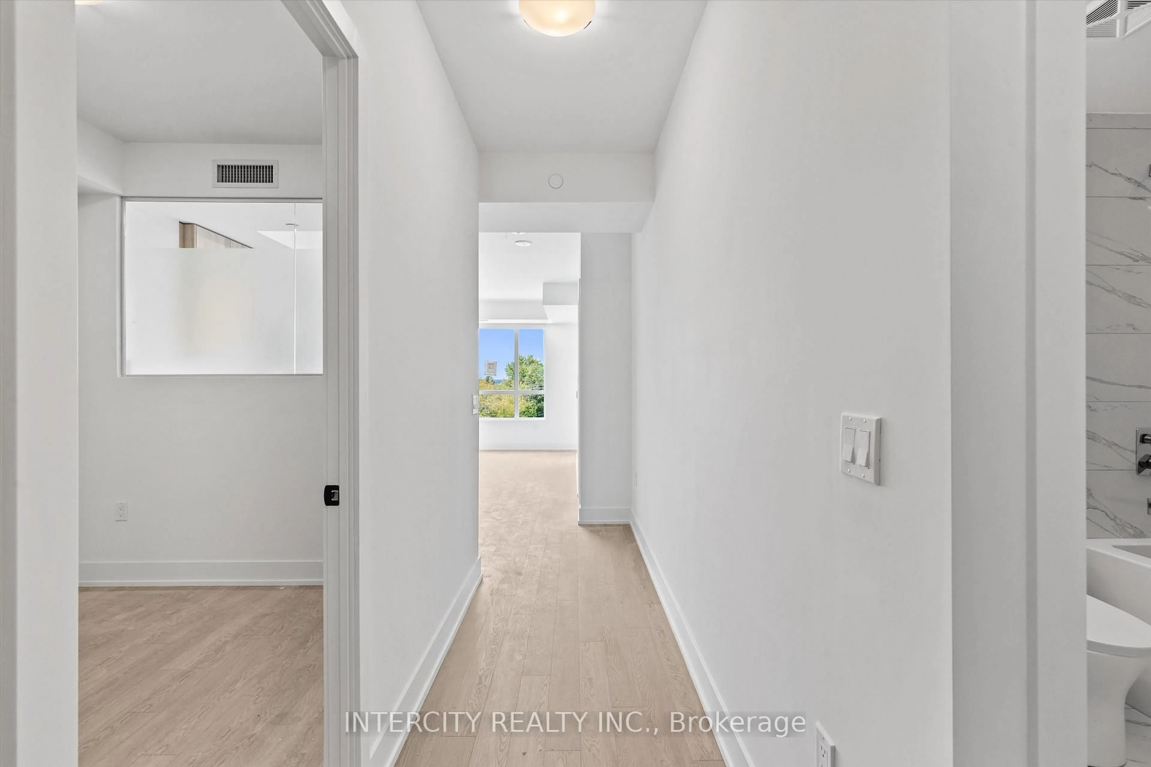 Indoor entryway for 2075 King Rd #424, King Ontario L7B 0R6