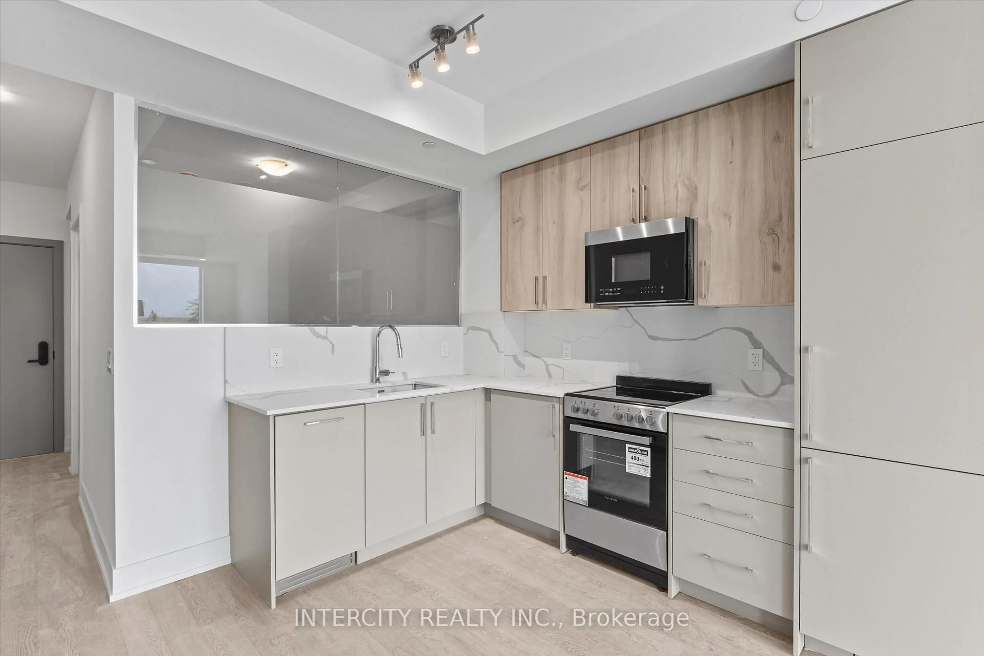 Standard kitchen, unknown for 2075 King Rd #424, King Ontario L7B 0R6