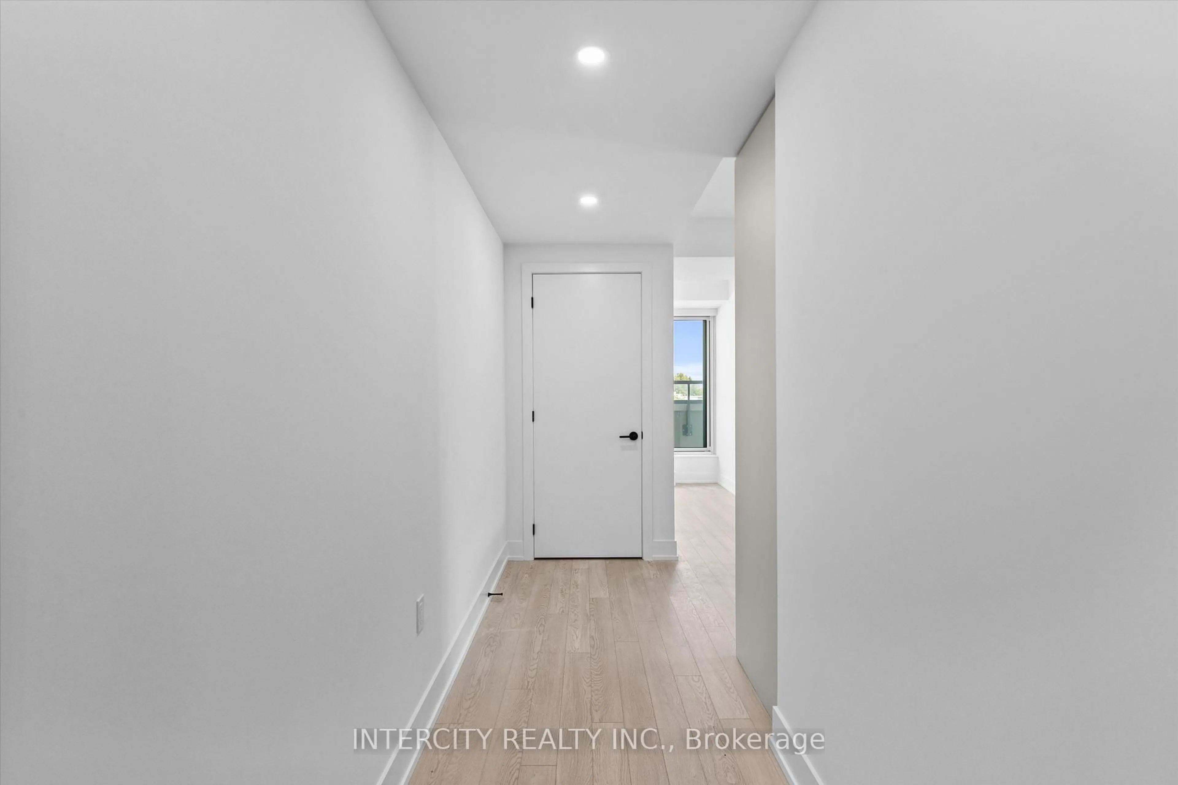 Indoor entryway for 2075 King Rd #349, King Ontario L7B 0R6