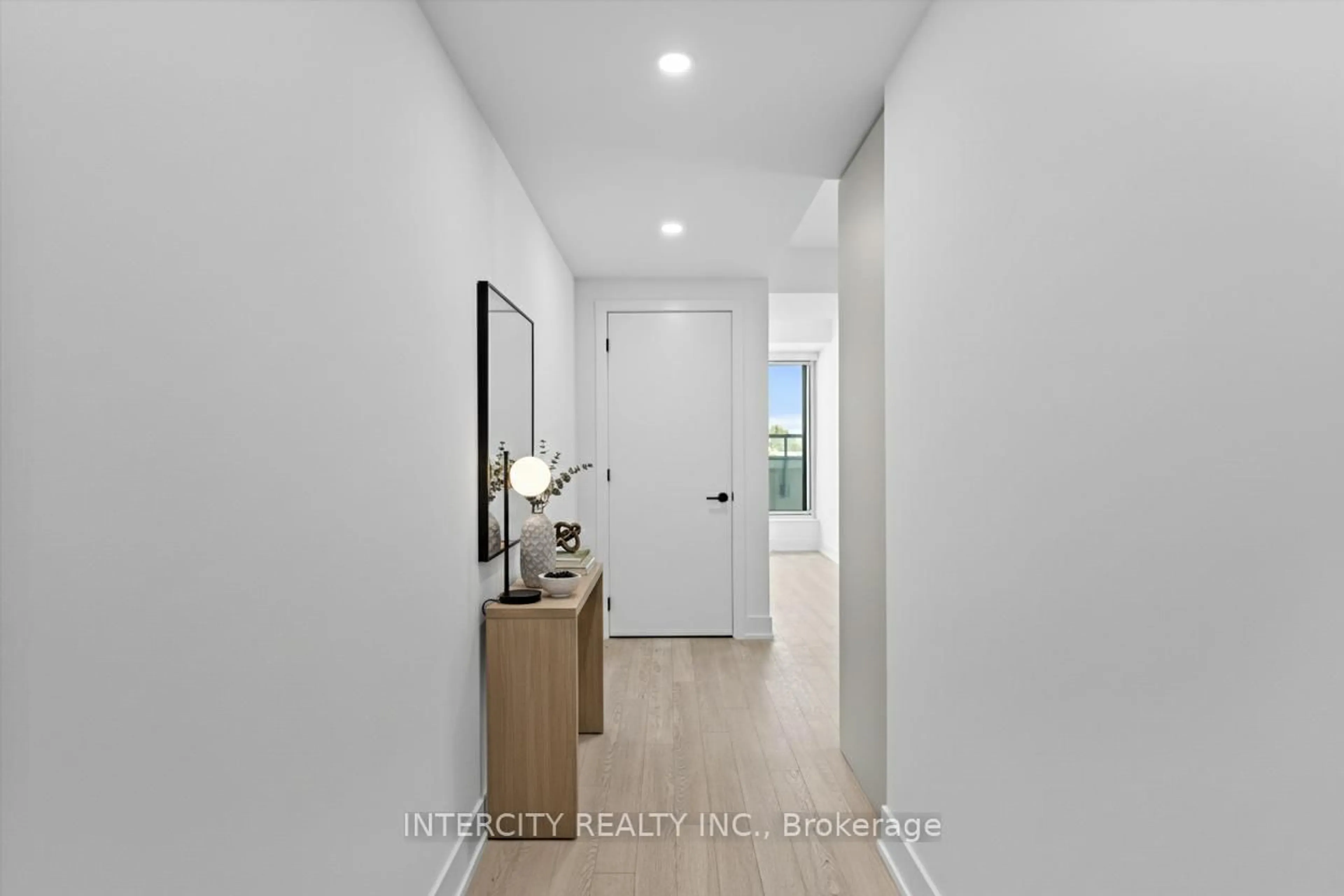 Indoor entryway for 2075 King Rd #349, King Ontario L7B 0R6