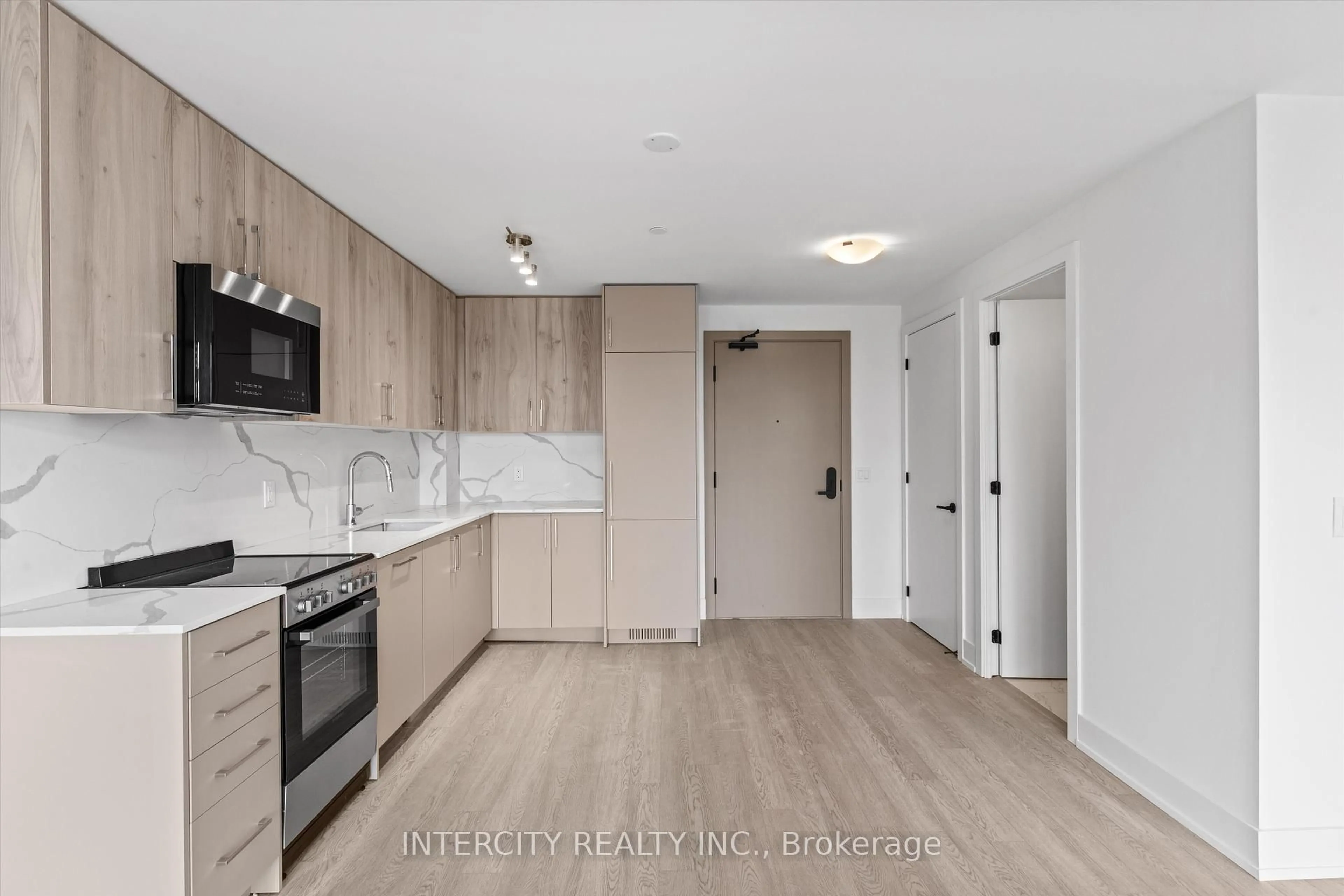 Unknown for 2075 King Rd #417, King Ontario L7B 0R6