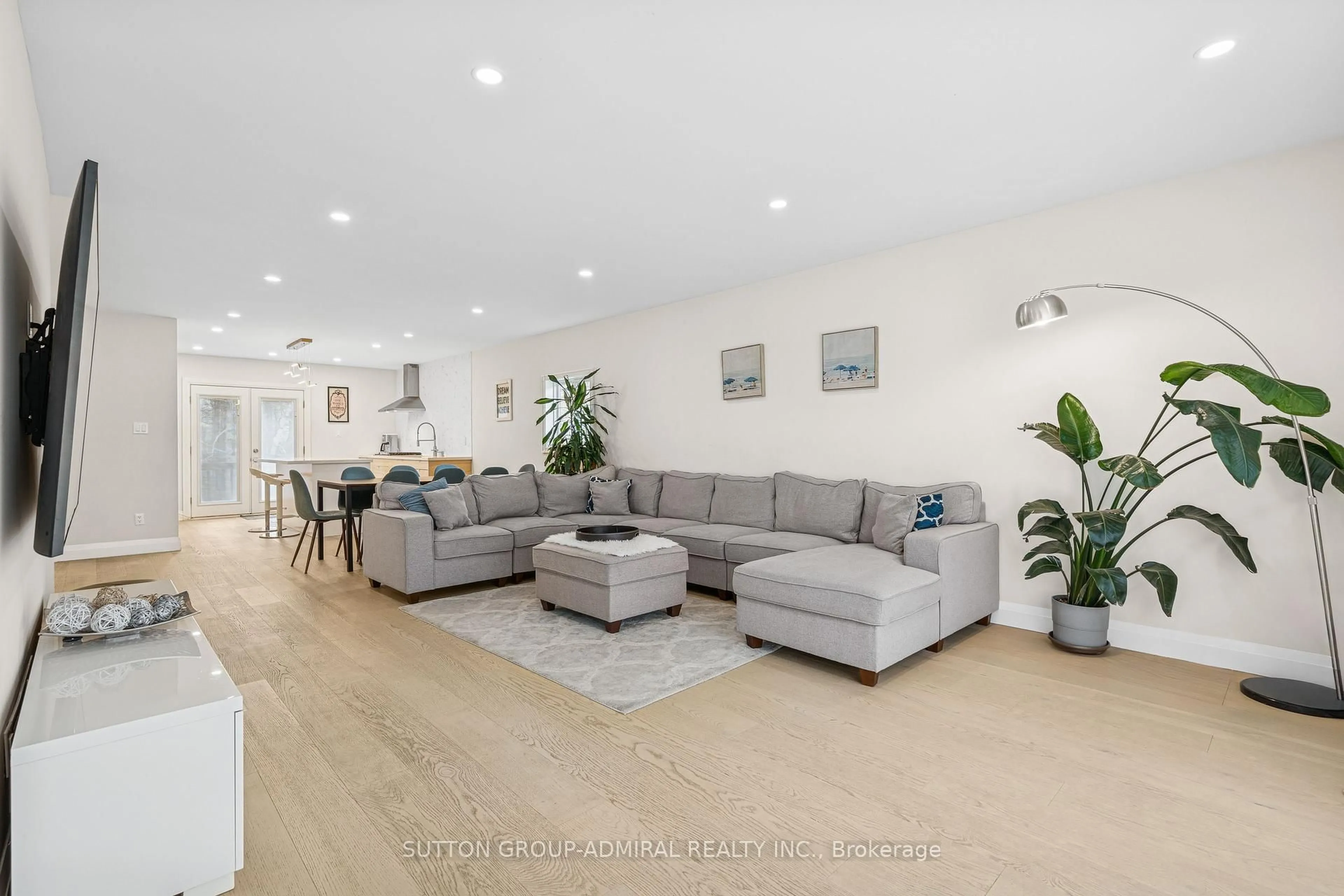Living room with furniture, unknown for 2059 Northern Ave, Innisfil Ontario L9S 1Z4