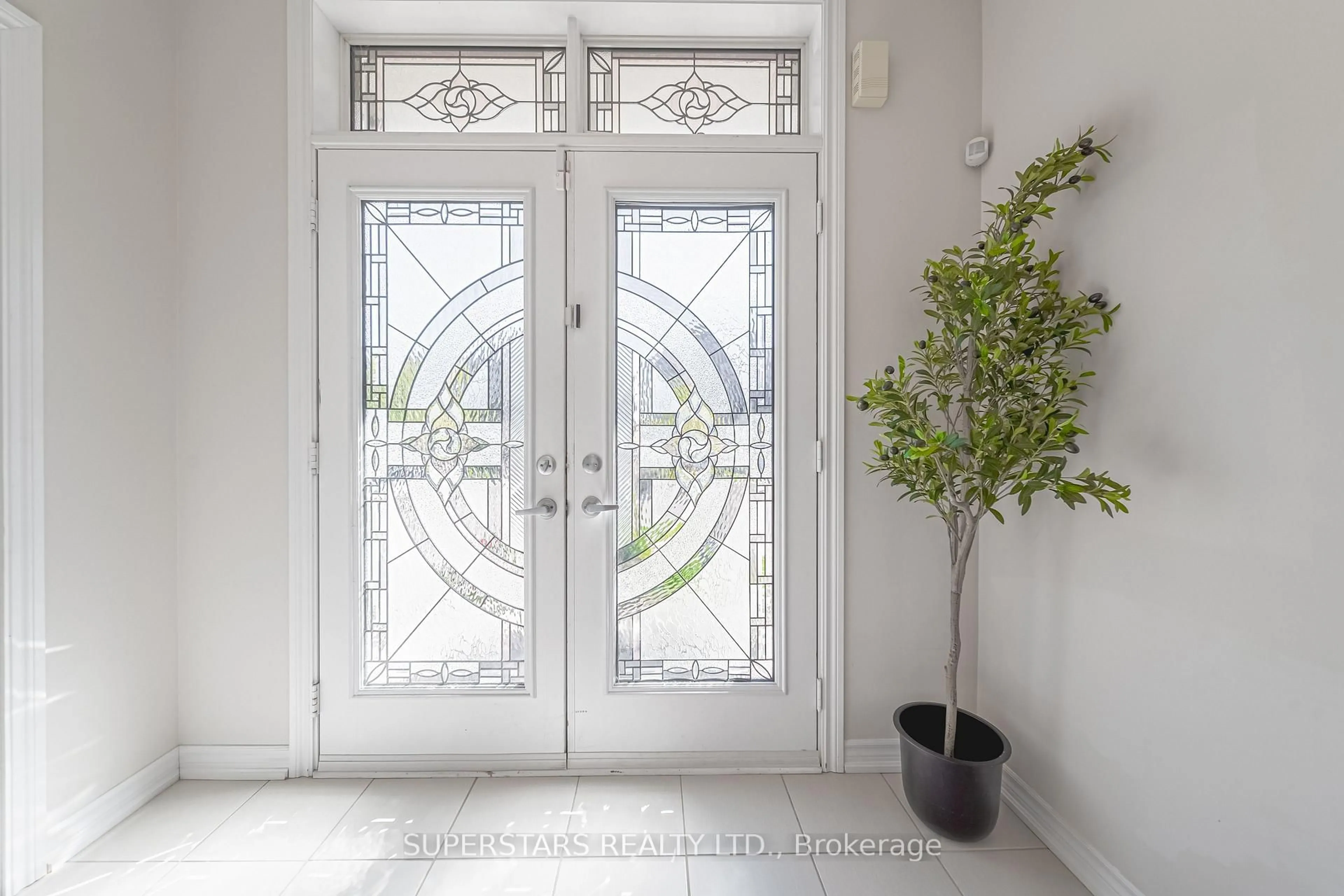 Indoor entryway for 63 Leaden Hall Dr, East Gwillimbury Ontario L9N 0R5