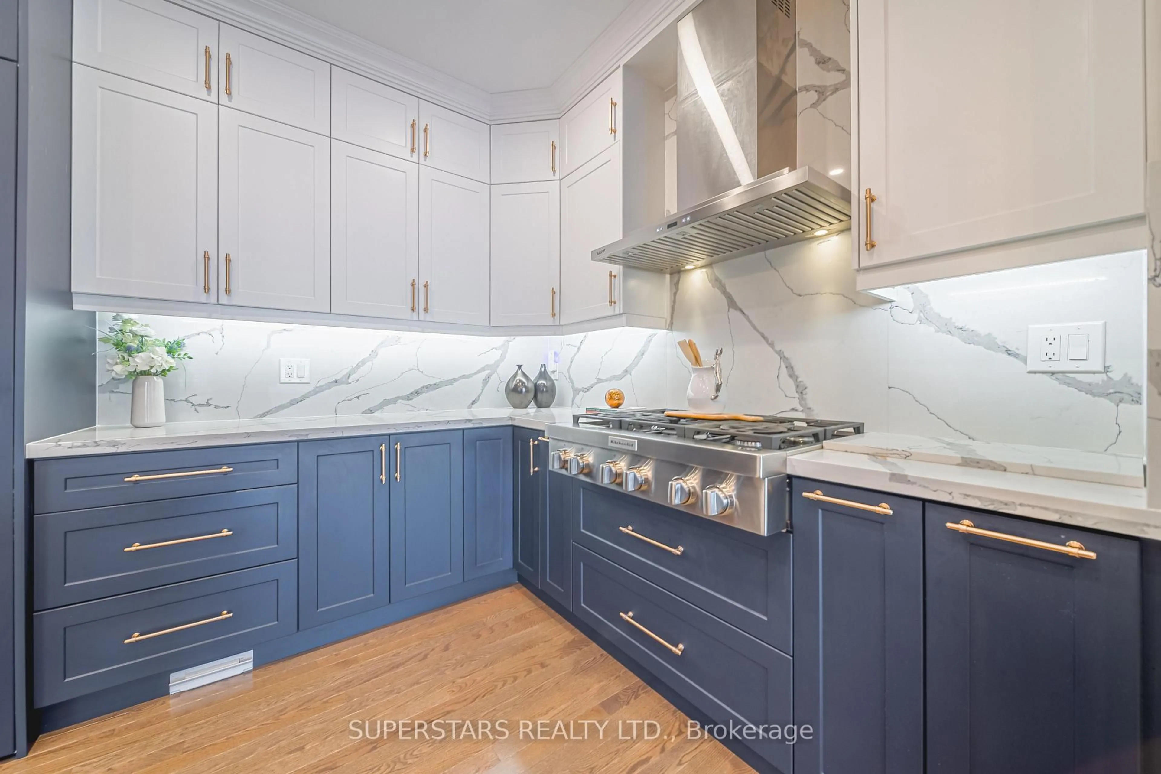 Contemporary kitchen, ceramic/tile floor for 63 Leaden Hall Dr, East Gwillimbury Ontario L9N 0R5
