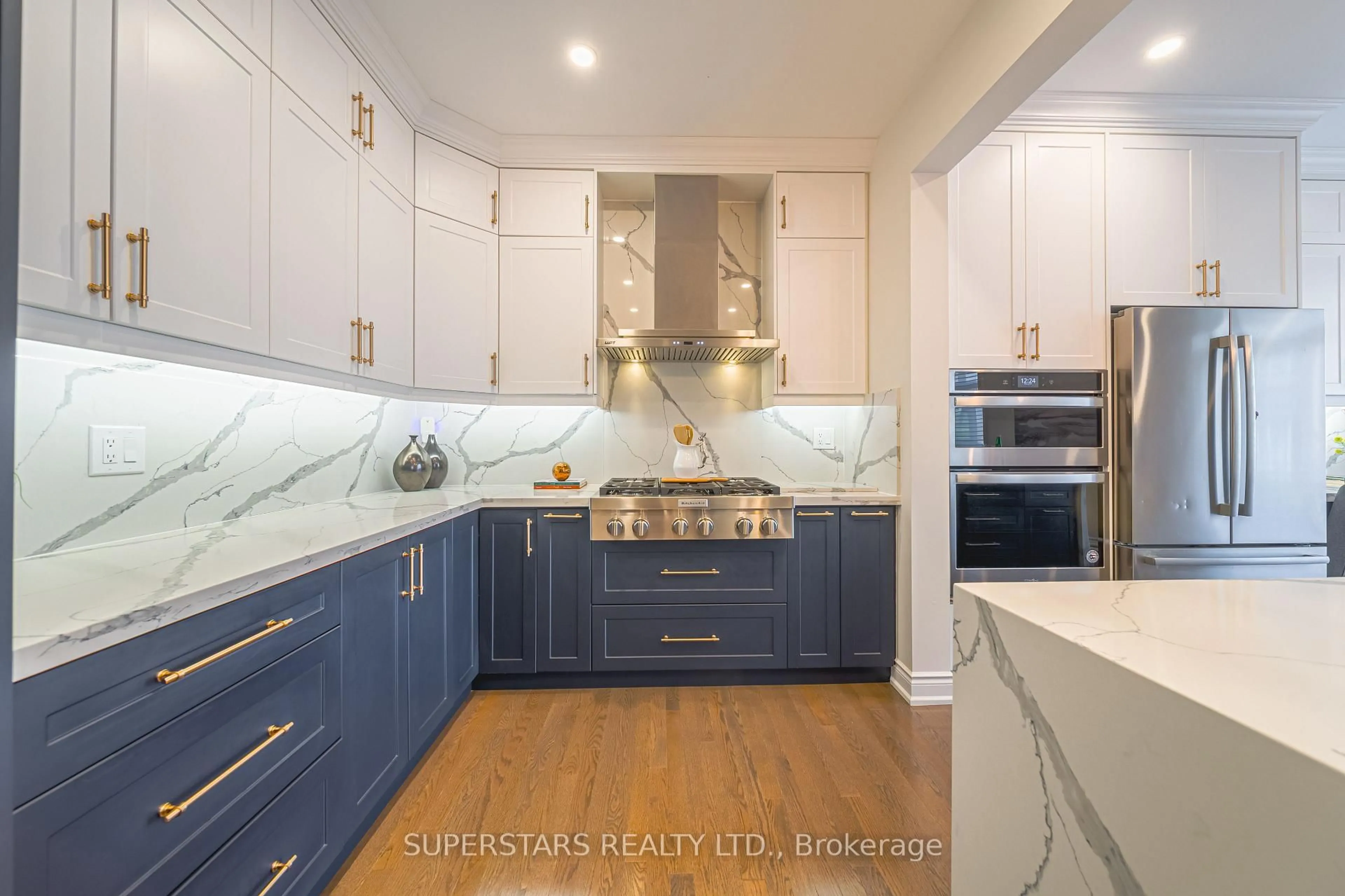 Contemporary kitchen, ceramic/tile floor for 63 Leaden Hall Dr, East Gwillimbury Ontario L9N 0R5