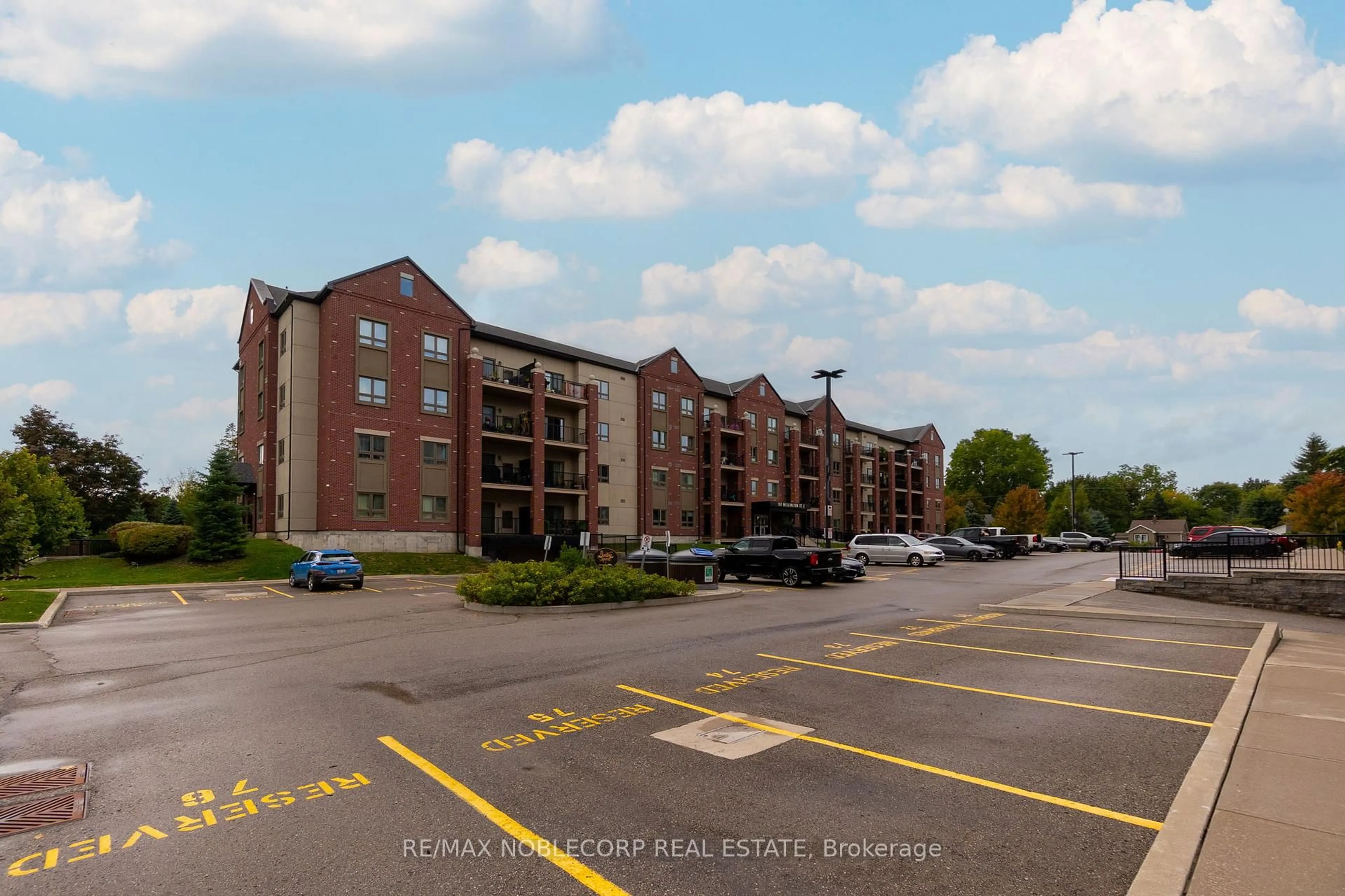 A pic from outside/outdoor area/front of a property/back of a property/a pic from drone, unknown for 157 Wellington St #206, New Tecumseth Ontario L9R 0R7