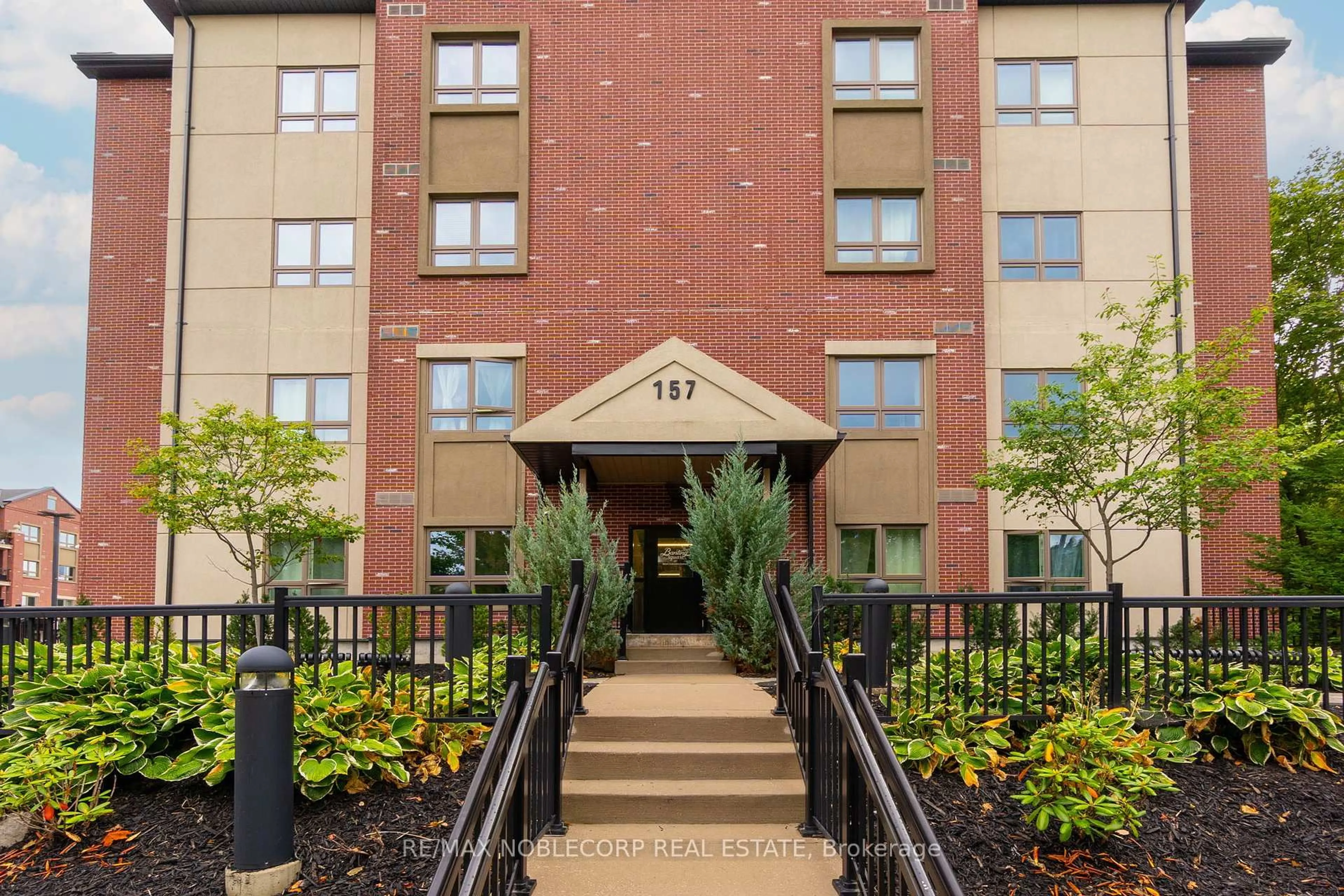 Indoor foyer for 157 Wellington St #206, New Tecumseth Ontario L9R 0R7