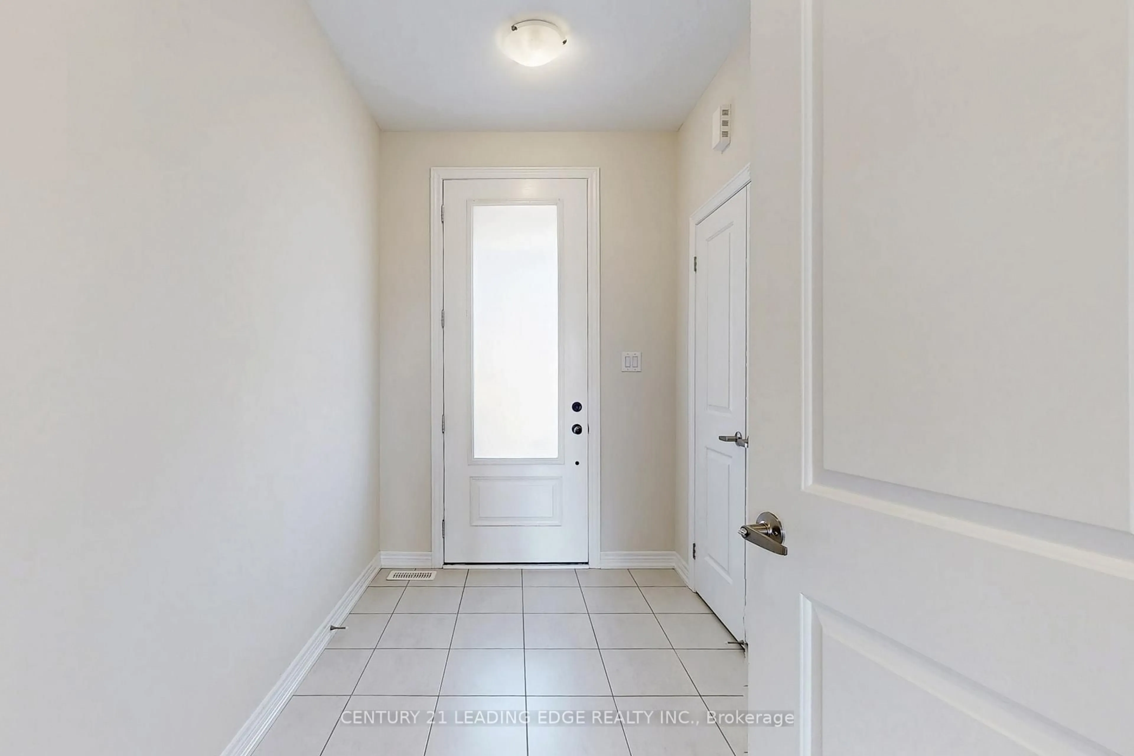 Indoor entryway for 2023 Mullen St, Innisfil Ontario L9S 0J8