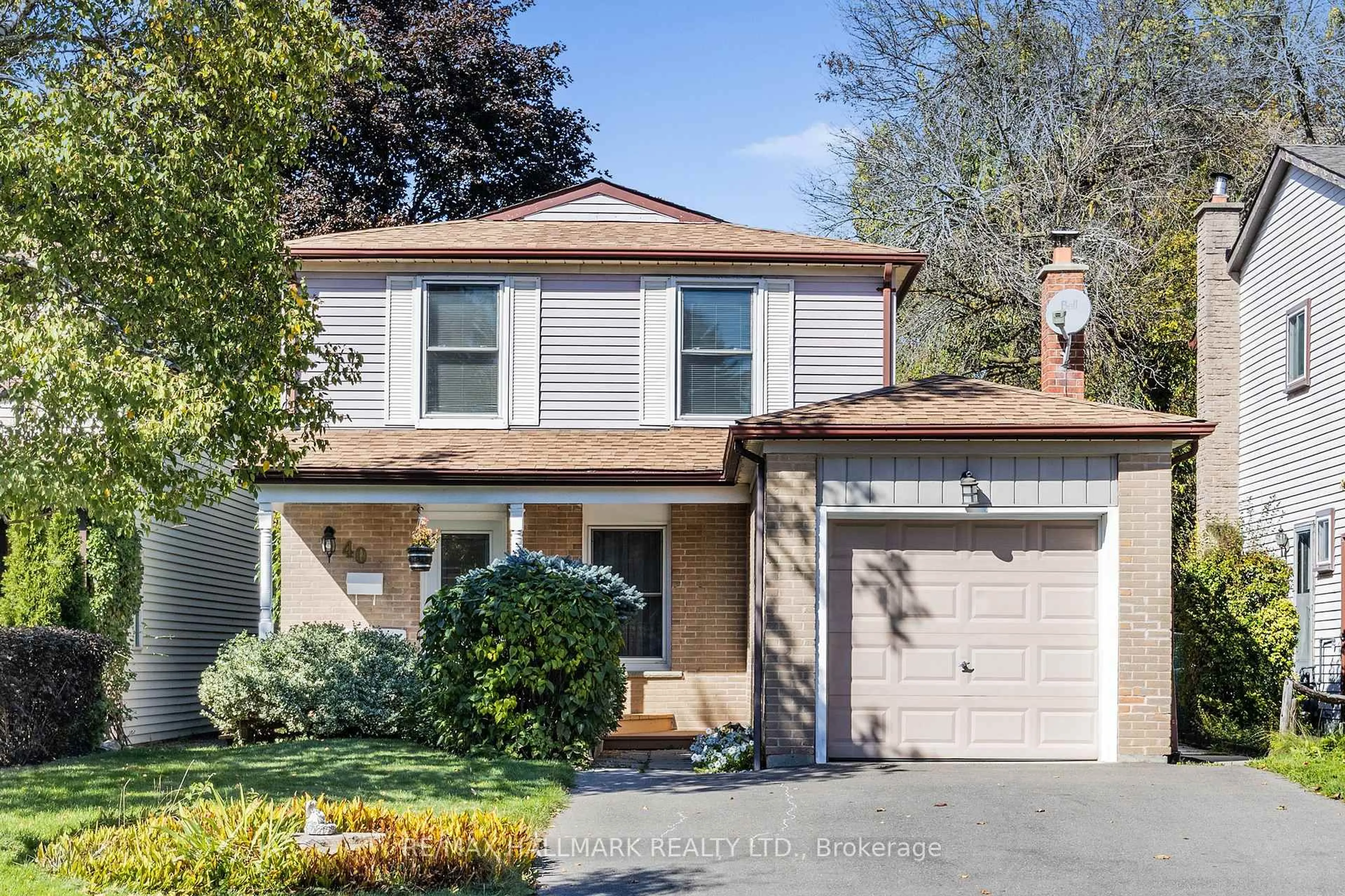 Home with vinyl exterior material, street for 40 Lillooet Cres, Richmond Hill Ontario L4C 5A7