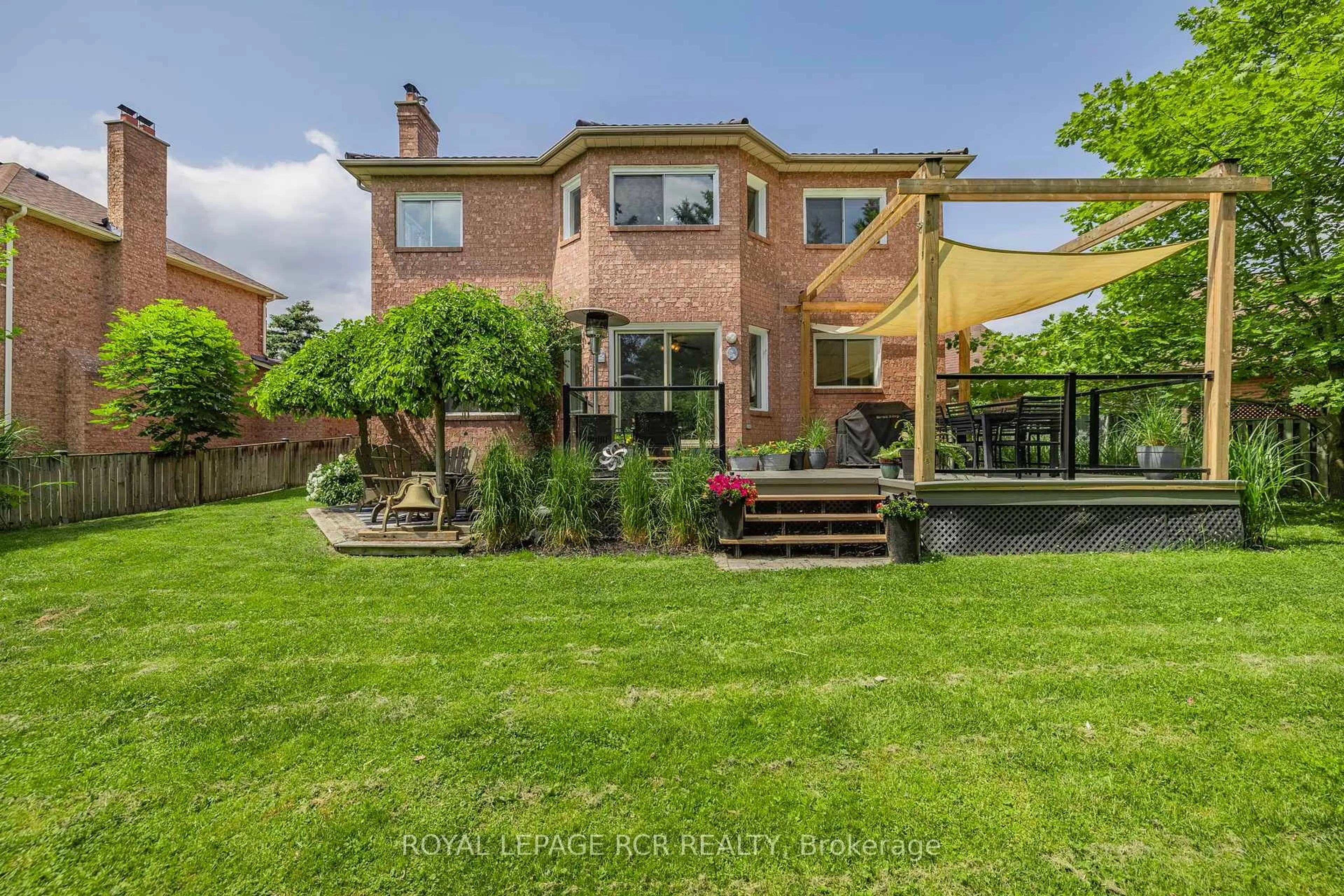 A pic from outside/outdoor area/front of a property/back of a property/a pic from drone, street for 11 Litner Cres, Georgina Ontario L4P 3V1
