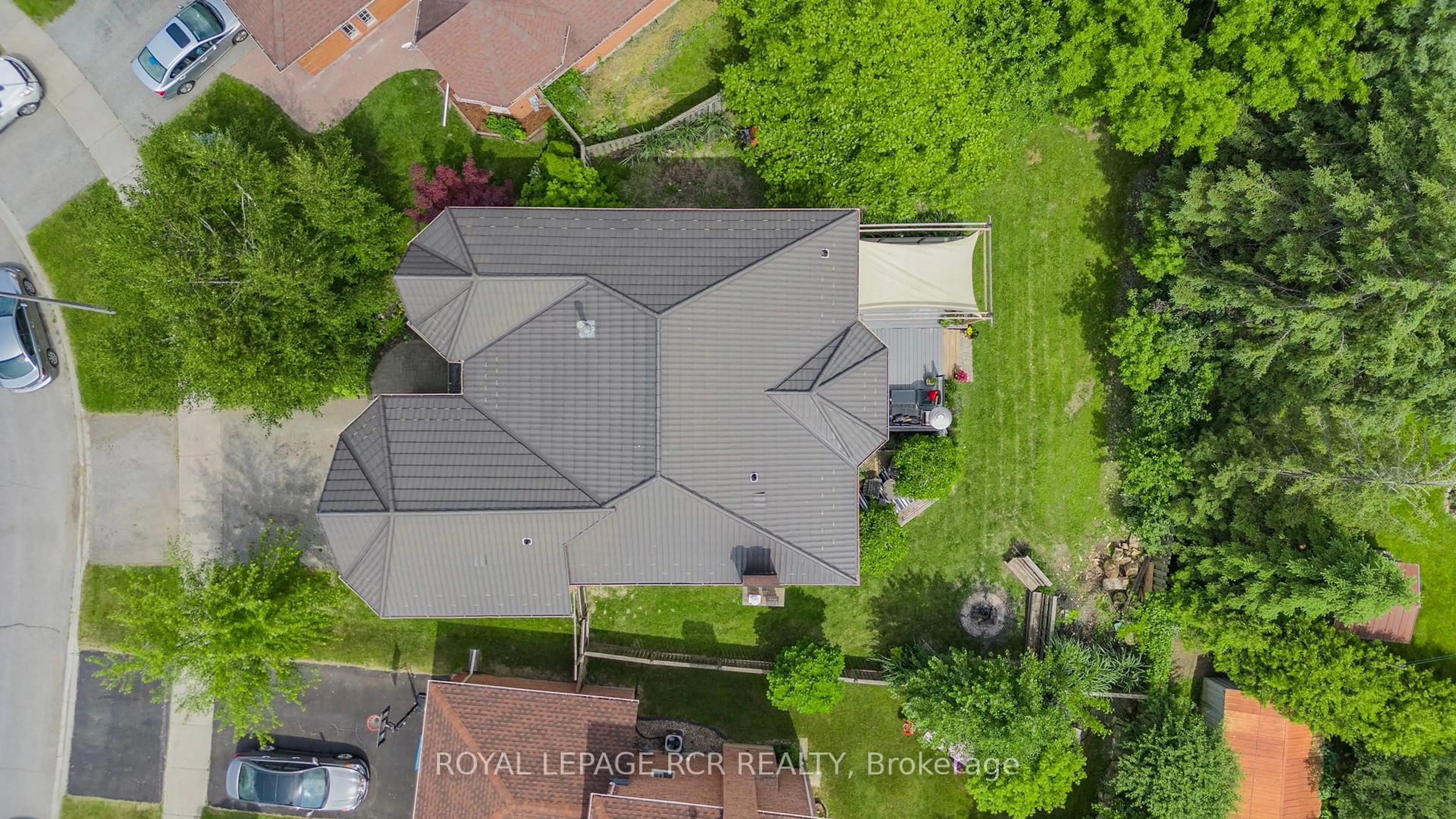 A pic from outside/outdoor area/front of a property/back of a property/a pic from drone, street for 11 Litner Cres, Georgina Ontario L4P 3V1