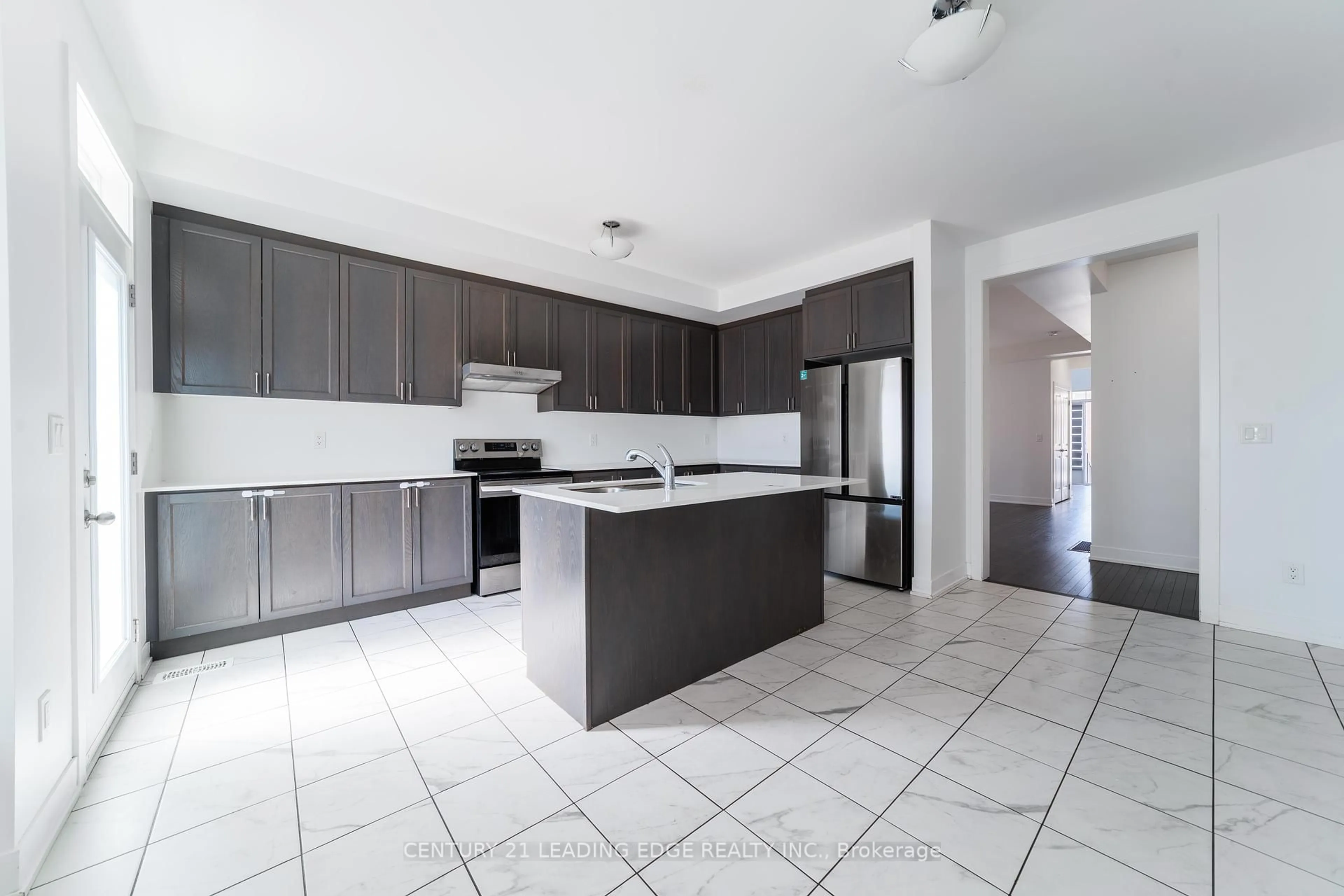 Open concept kitchen, ceramic/tile floor for 77 Kentledge Ave, East Gwillimbury Ontario L9N 0V9