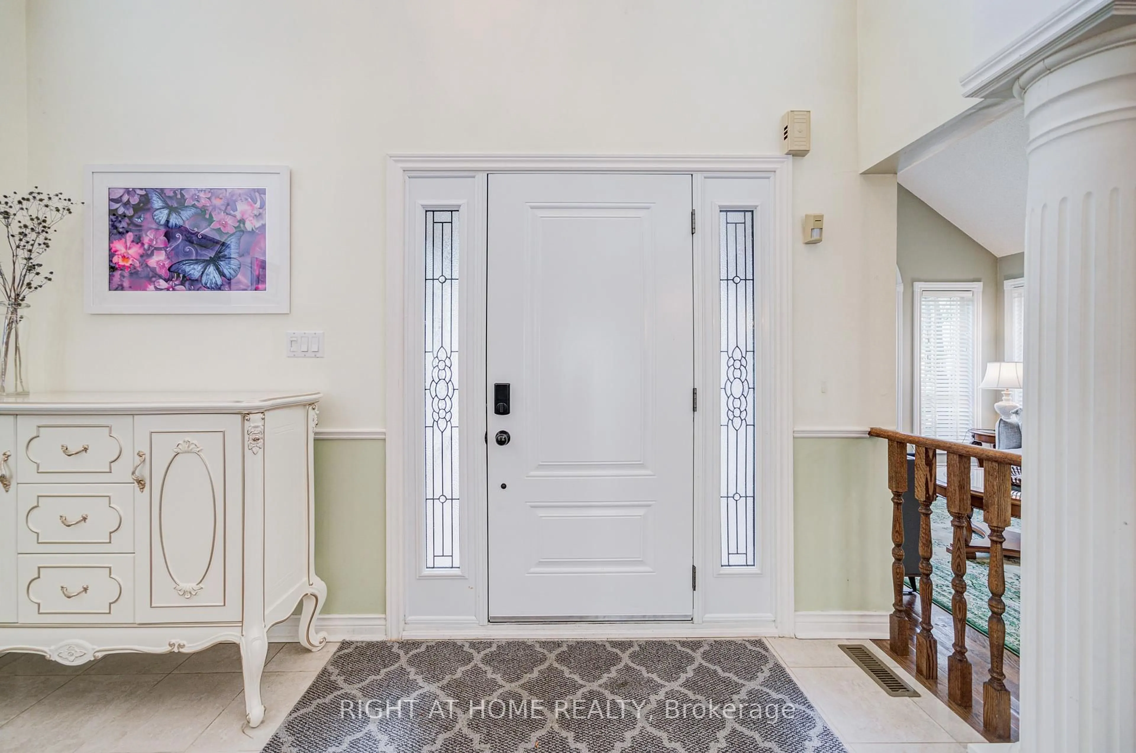 Indoor entryway for 128 Carlyle Cres, Aurora Ontario L4G 6P7