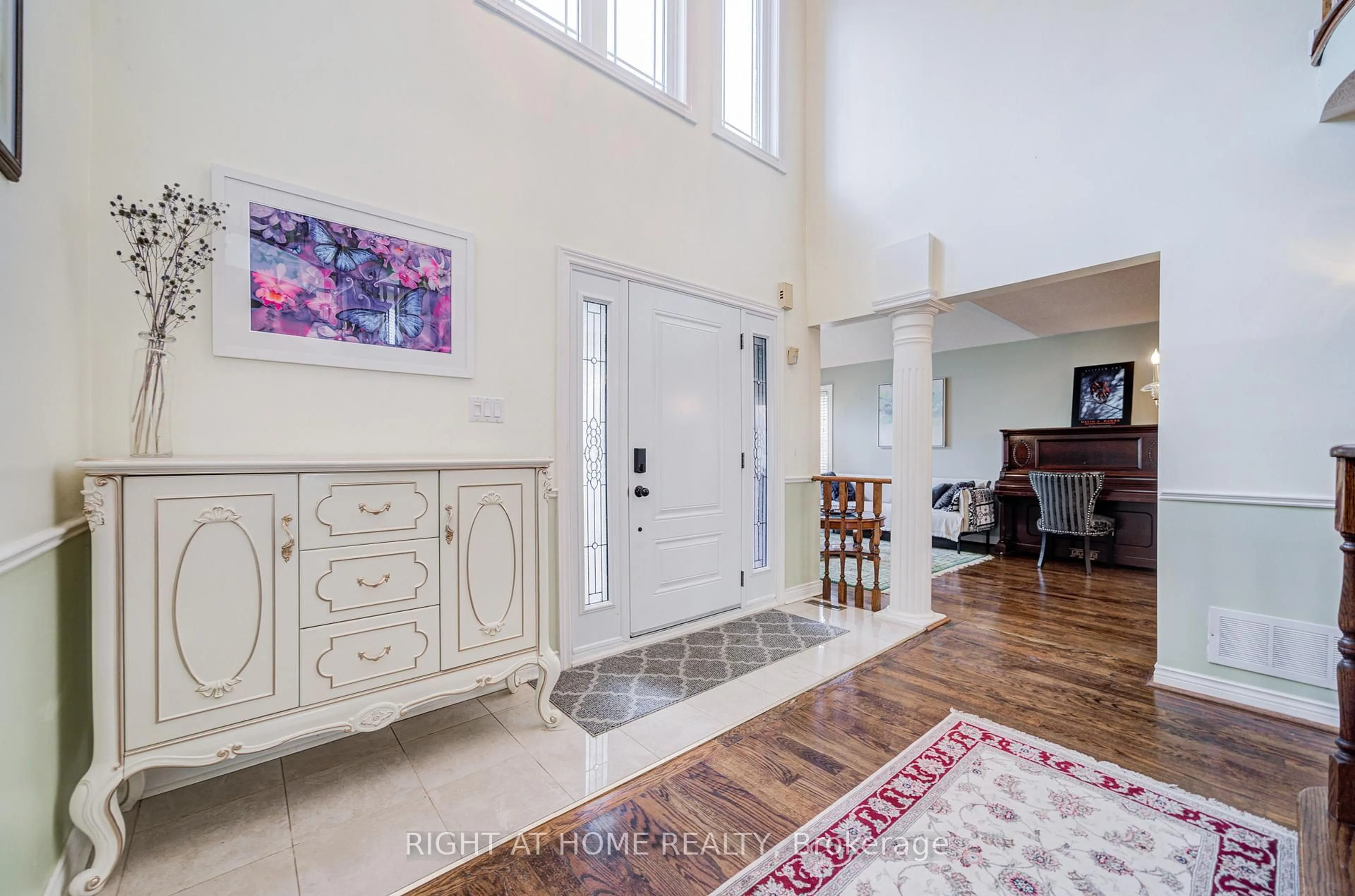 Indoor entryway for 128 Carlyle Cres, Aurora Ontario L4G 6P7
