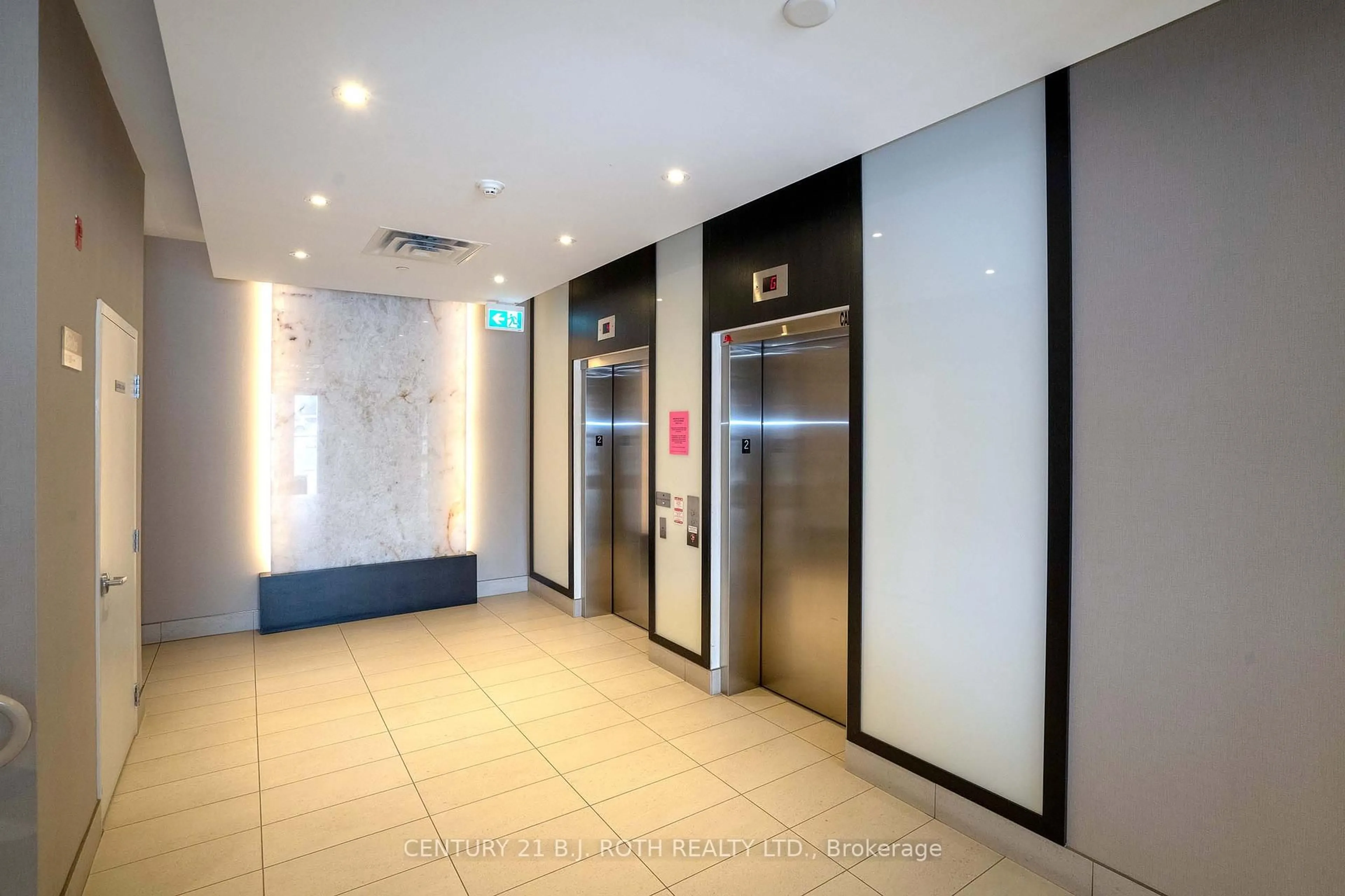 Indoor foyer for 15277 Yonge St #313, Aurora Ontario L4G 1Y3