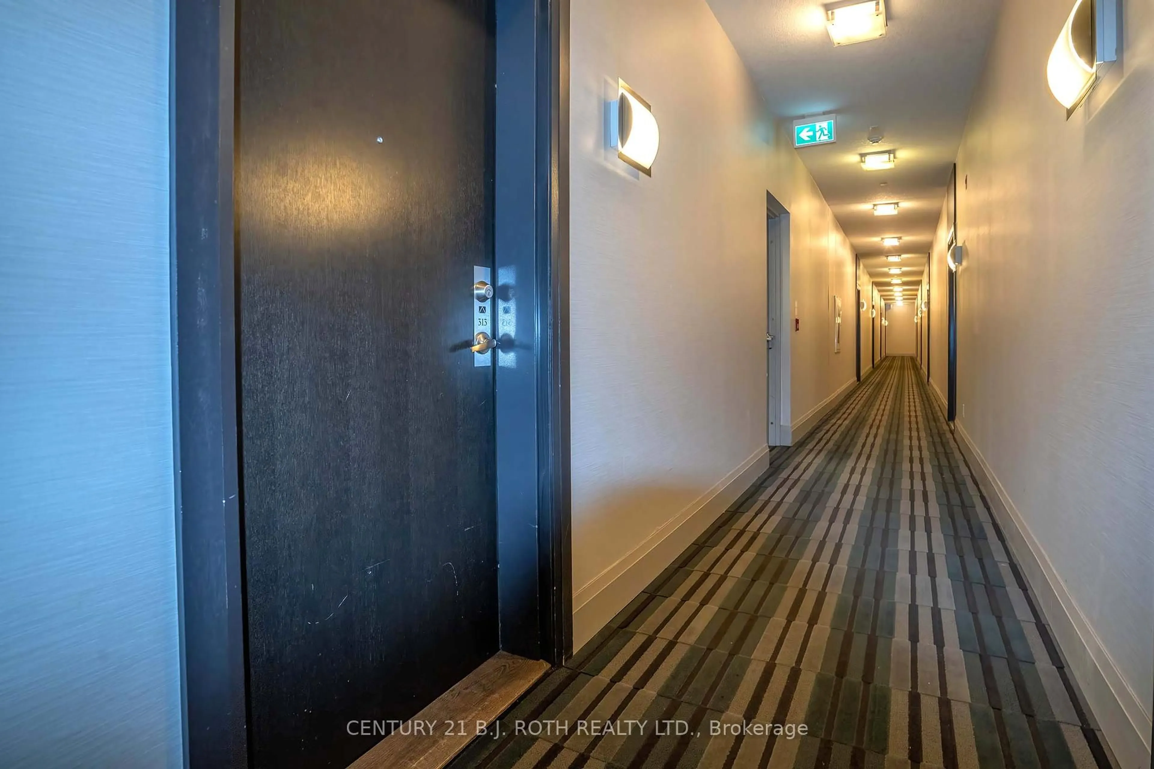 Indoor foyer for 15277 Yonge St #313, Aurora Ontario L4G 1Y3