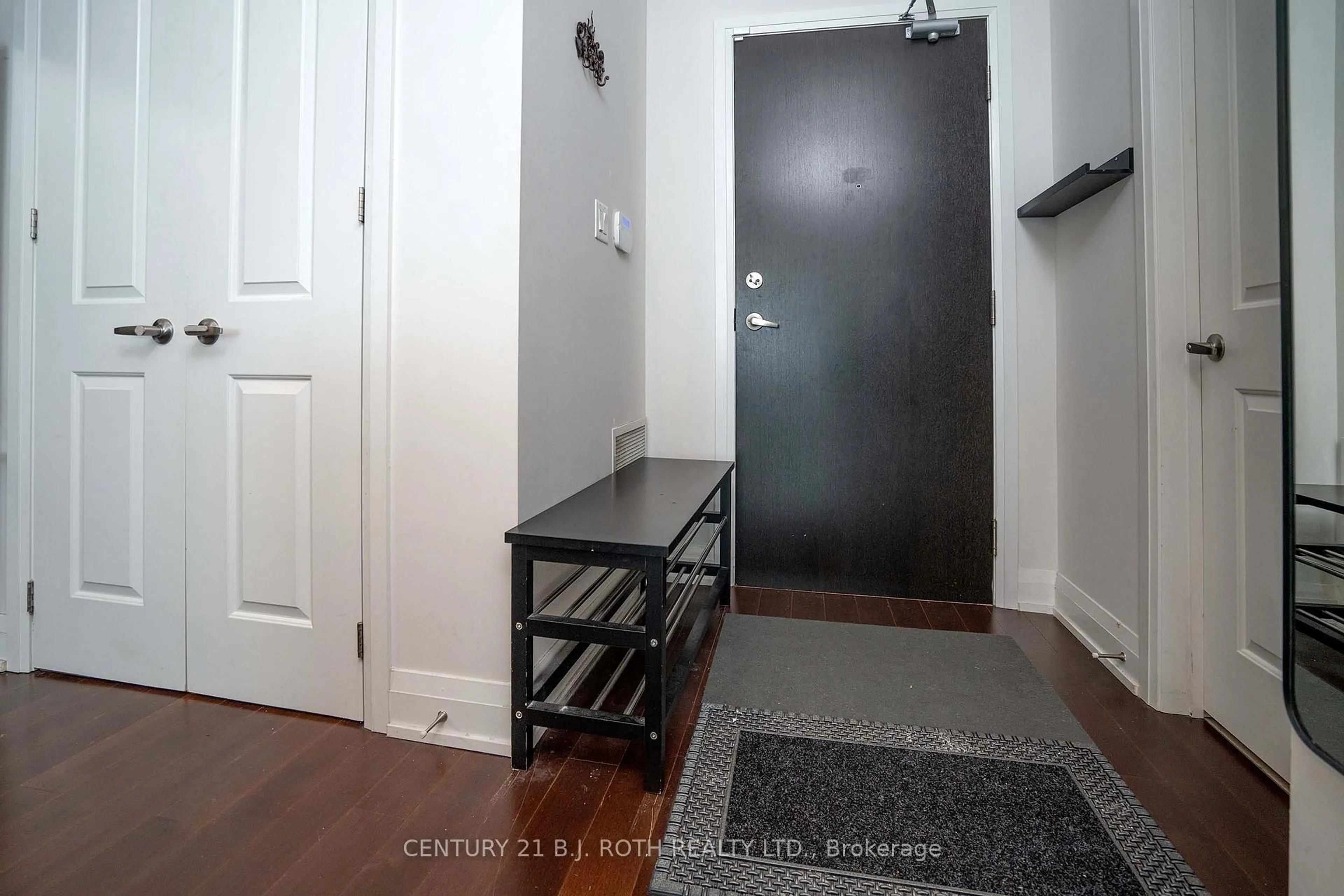 Indoor entryway for 15277 Yonge St #313, Aurora Ontario L4G 1Y3