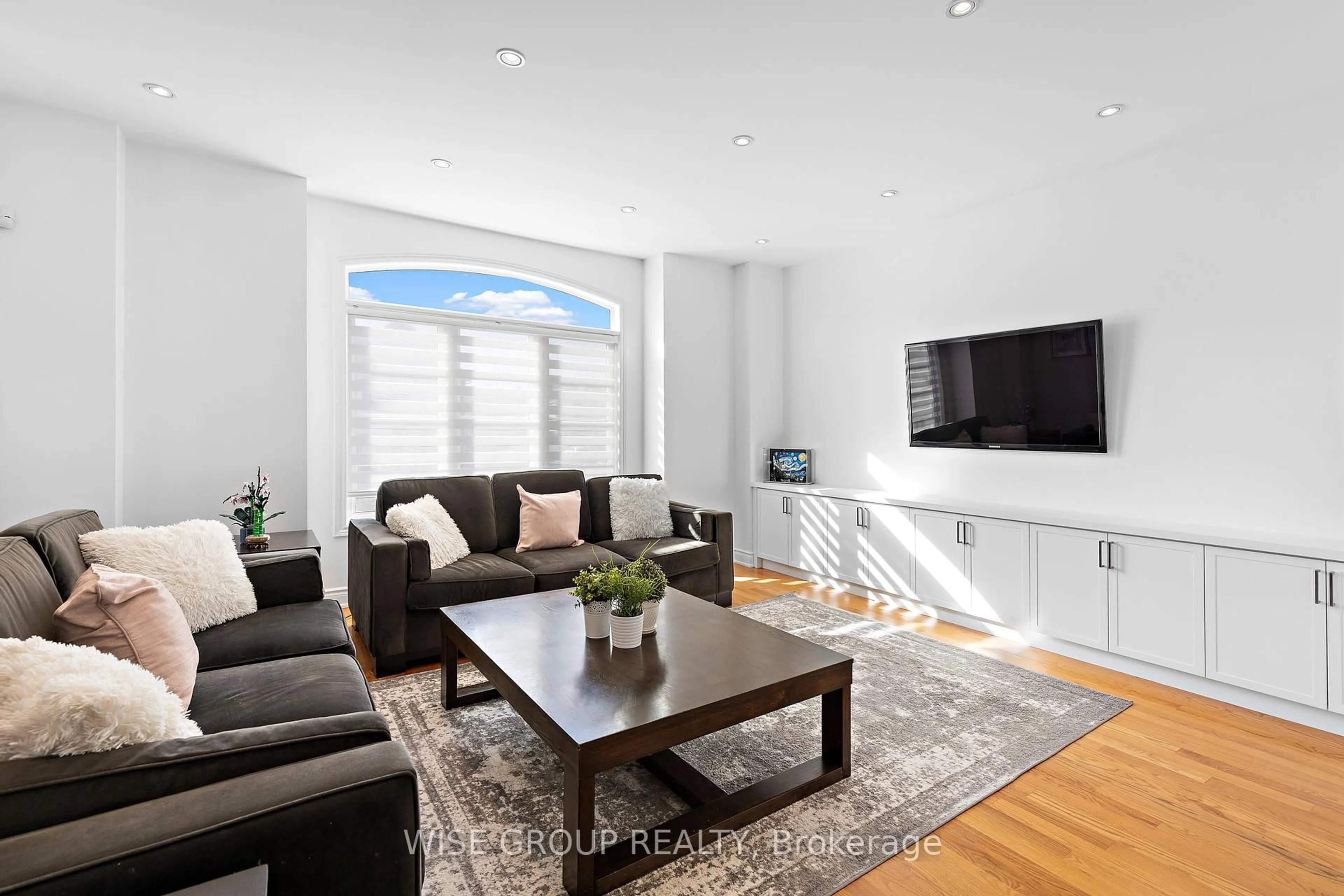 Living room with furniture, unknown for 52 Mintwood Rd, Vaughan Ontario L4J 9C3