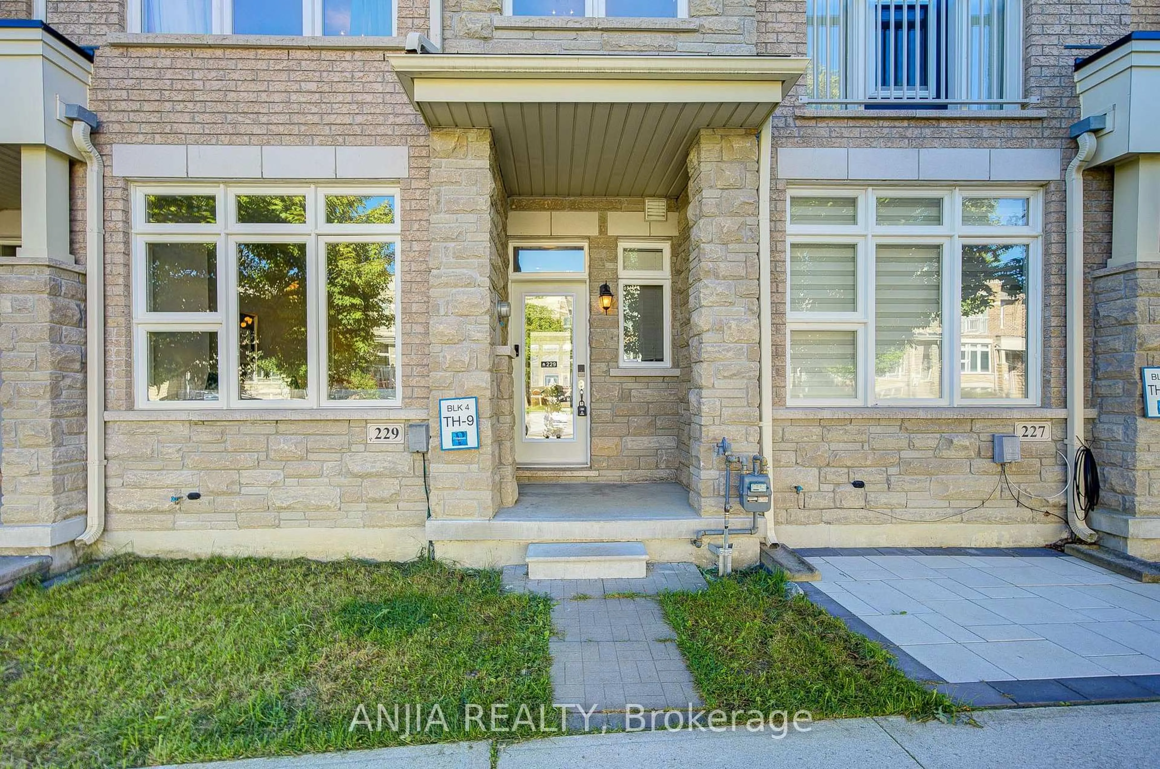 Indoor entryway for 229 South Unionville Ave, Markham Ontario L3R 5S6