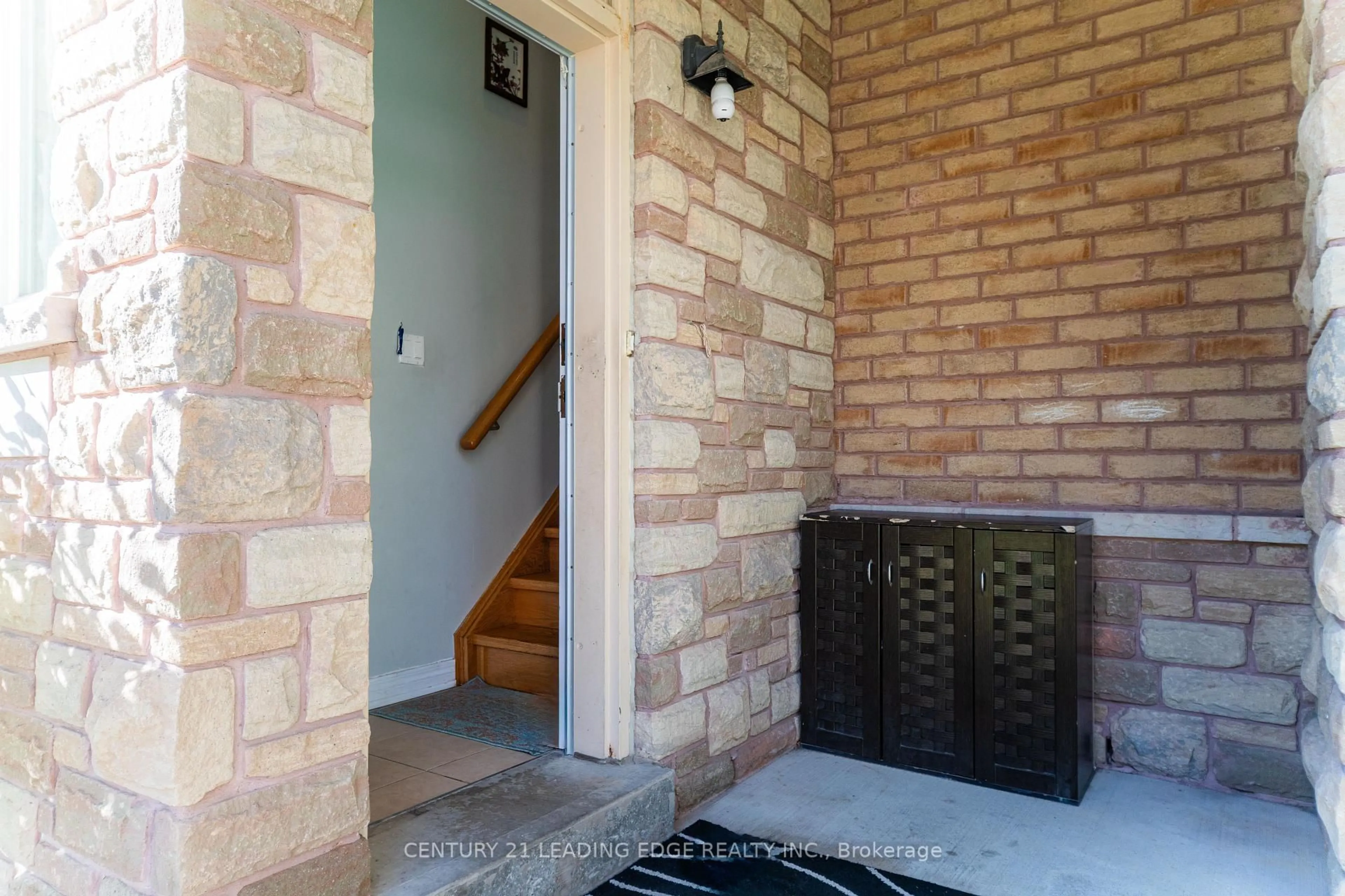 Indoor foyer for 5 Dearie Lane, Markham Ontario L3R 2L8