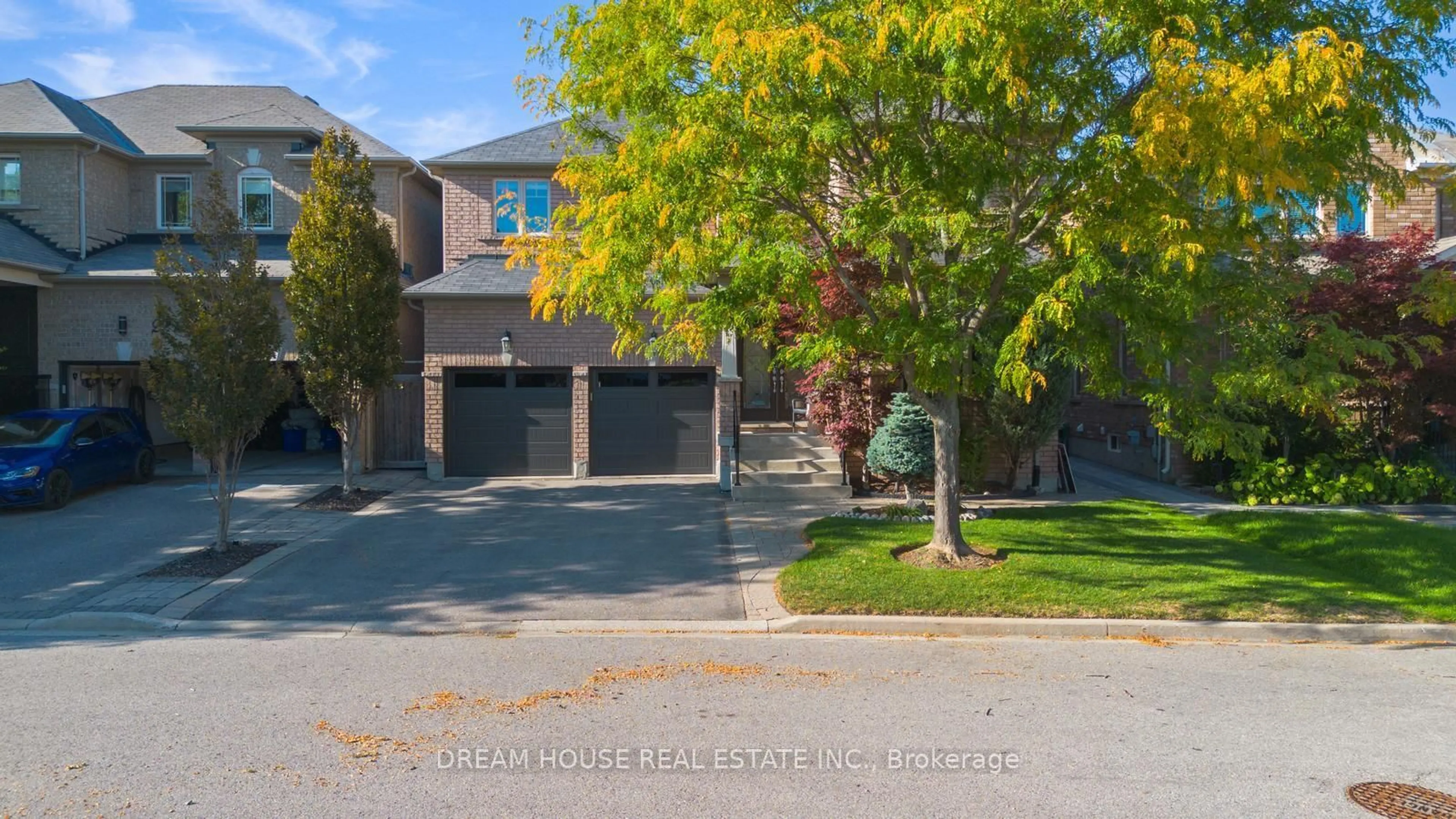 A pic from outside/outdoor area/front of a property/back of a property/a pic from drone, street for 20 Heather Dr, Richmond Hill Ontario L4E 0N3
