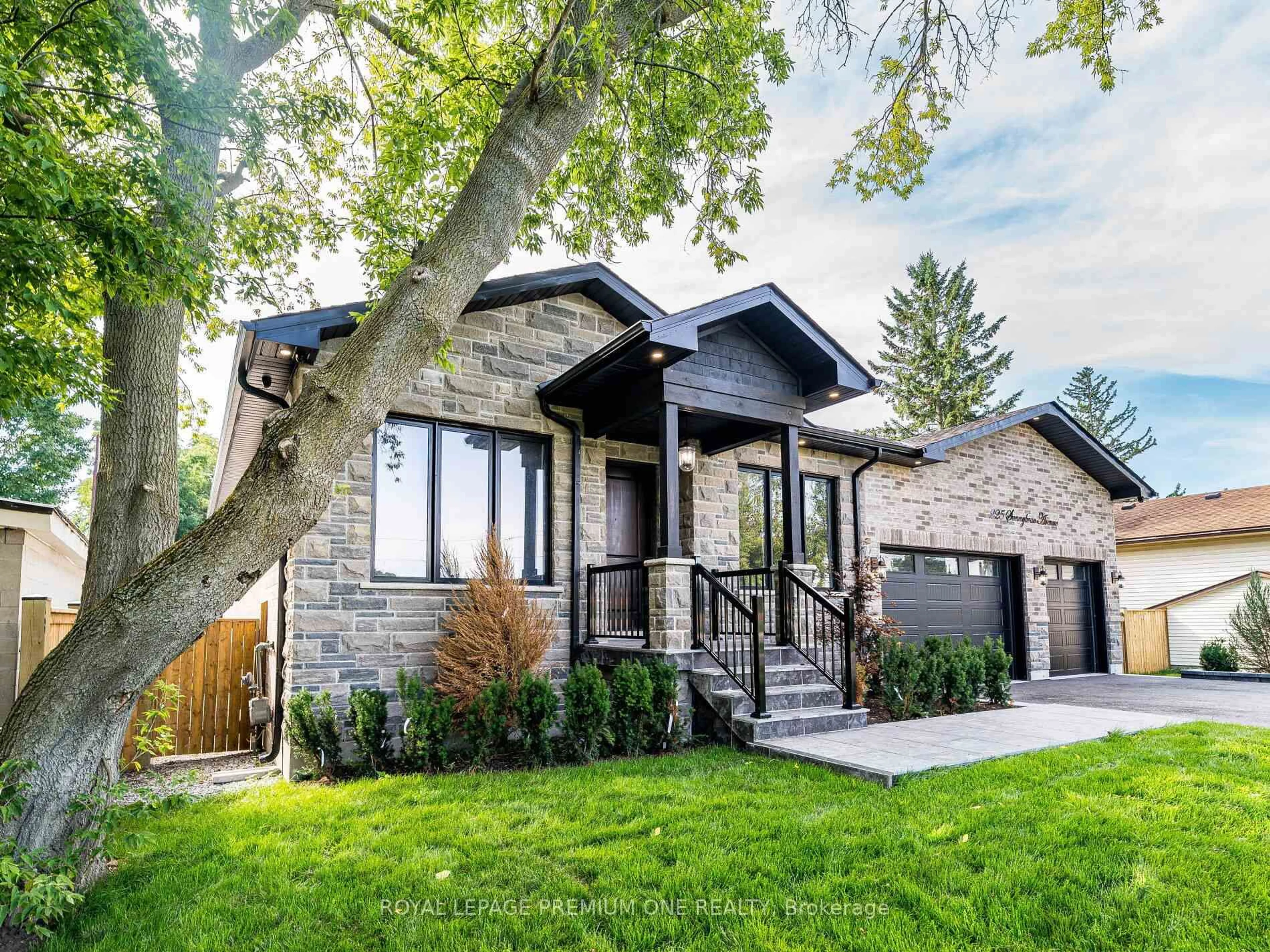 Home with brick exterior material, street for 225 Sunnybrae Ave, Innisfil Ontario L9S 1K4
