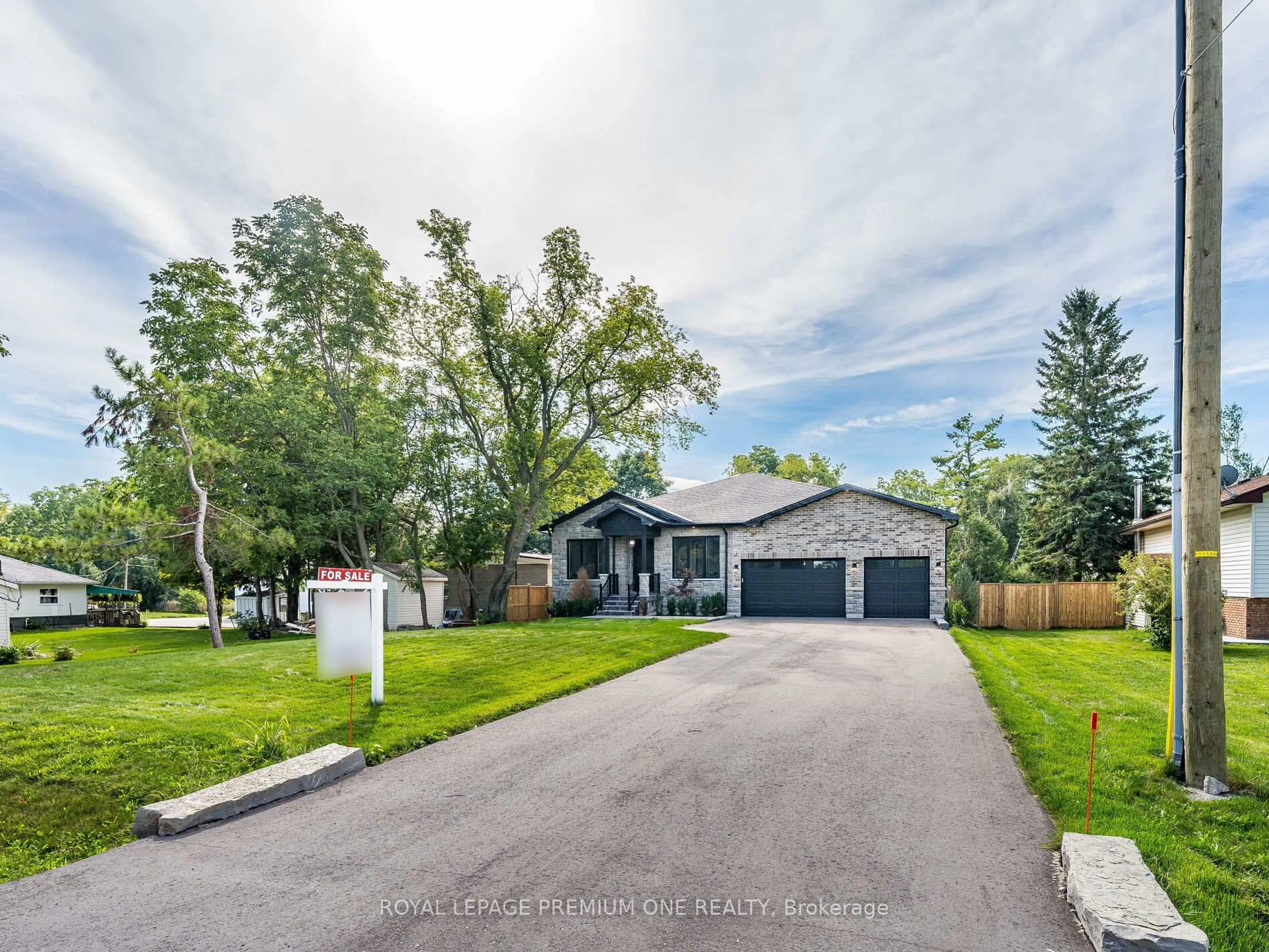 A pic from outside/outdoor area/front of a property/back of a property/a pic from drone, street for 225 Sunnybrae Ave, Innisfil Ontario L9S 1K4