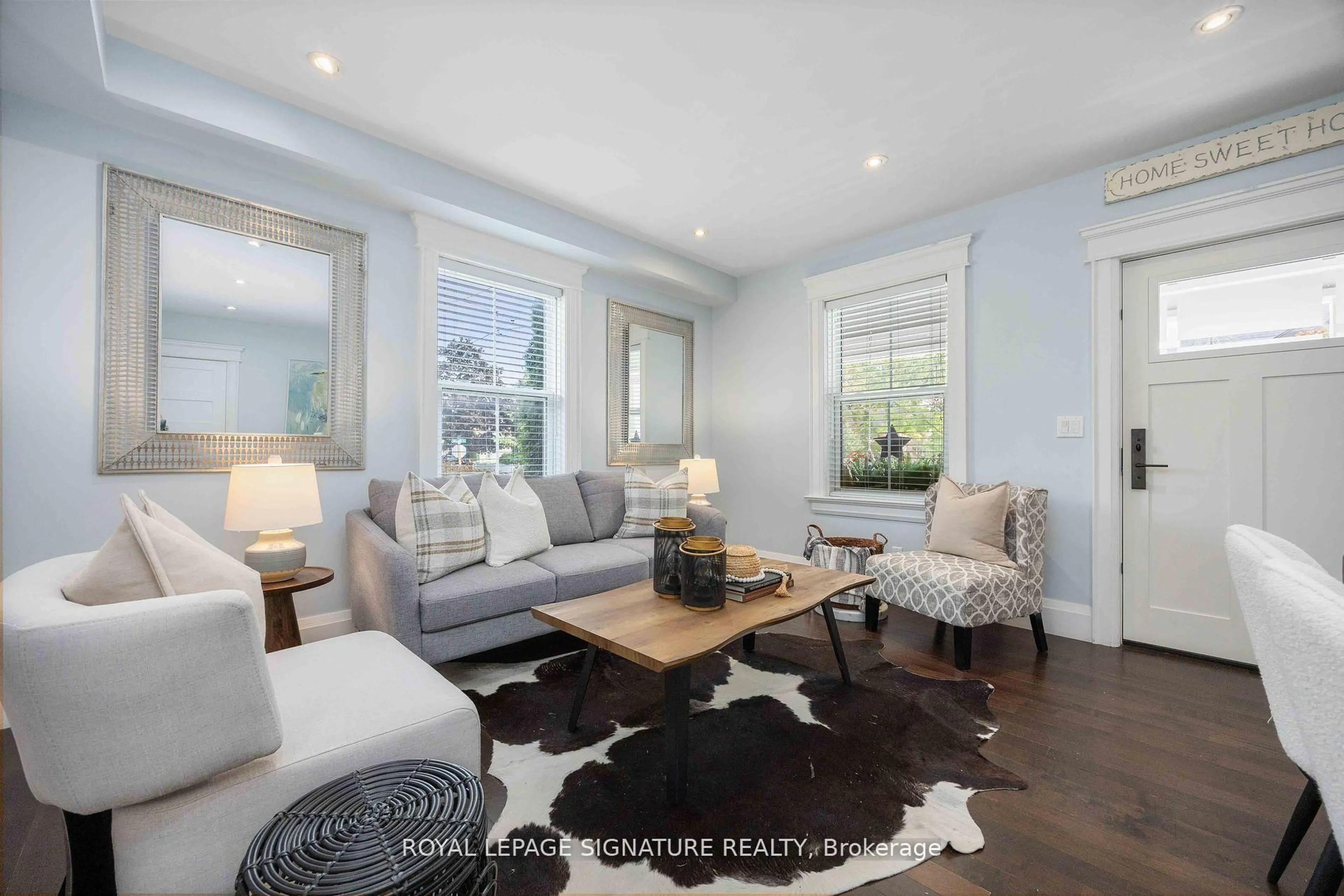 Living room with furniture, wood/laminate floor for 213 Second St, Whitchurch-Stouffville Ontario L4A 1B9