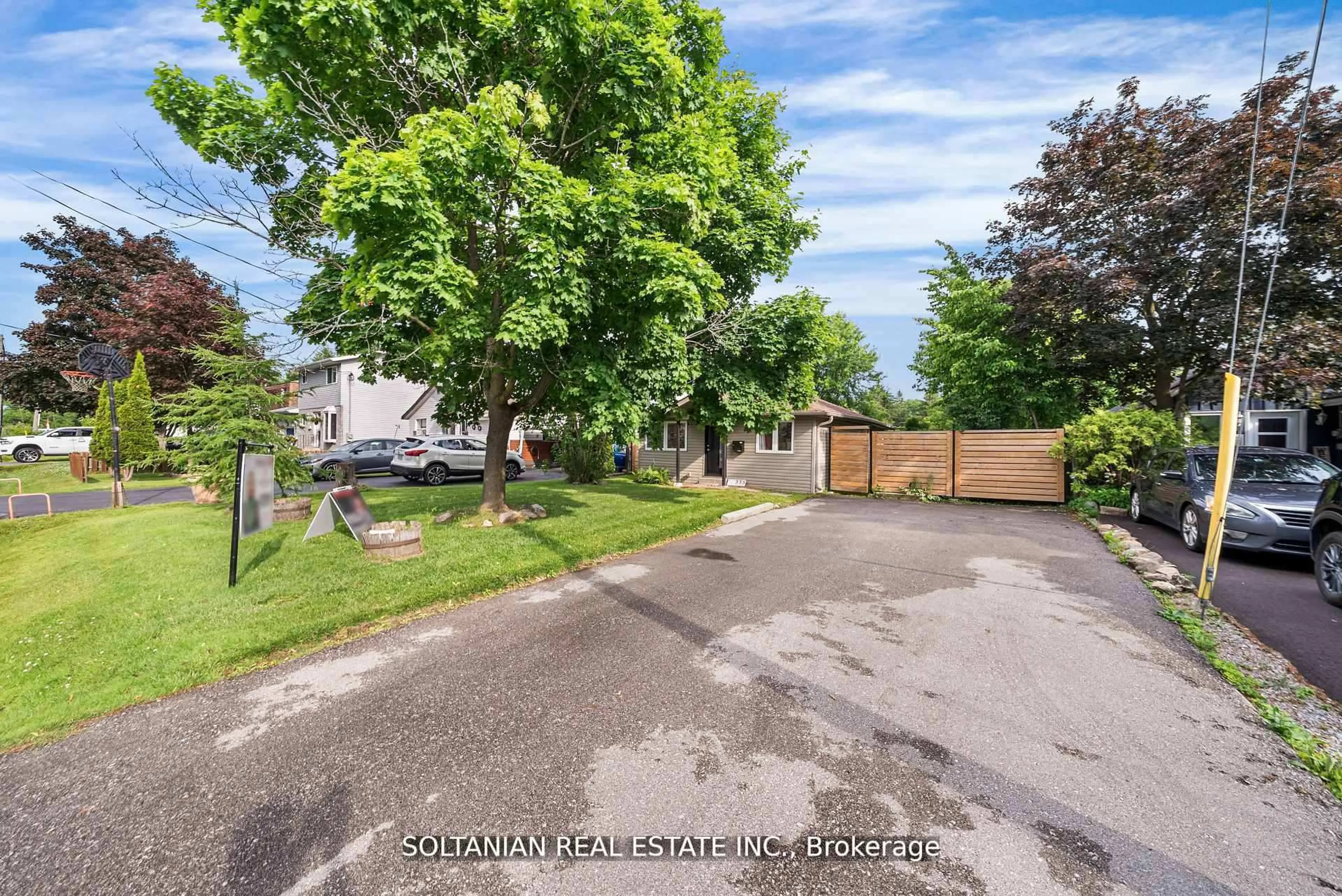 A pic from outside/outdoor area/front of a property/back of a property/a pic from drone, street for 335 Miami Dr, Georgina Ontario L4P 2Z6