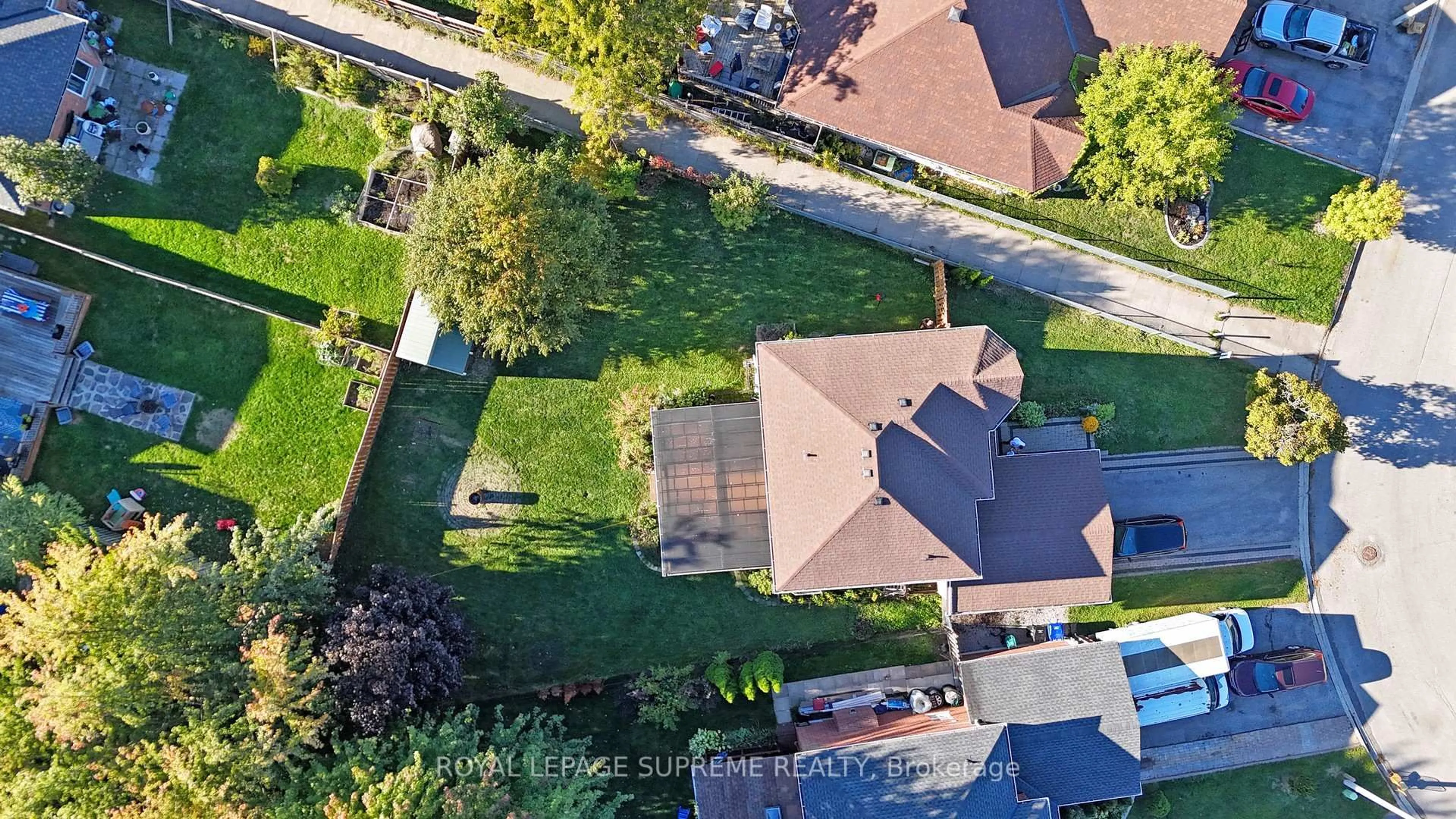 A pic from outside/outdoor area/front of a property/back of a property/a pic from drone, street for 2249 Jack Cres, Innisfil Ontario L9S 2C7