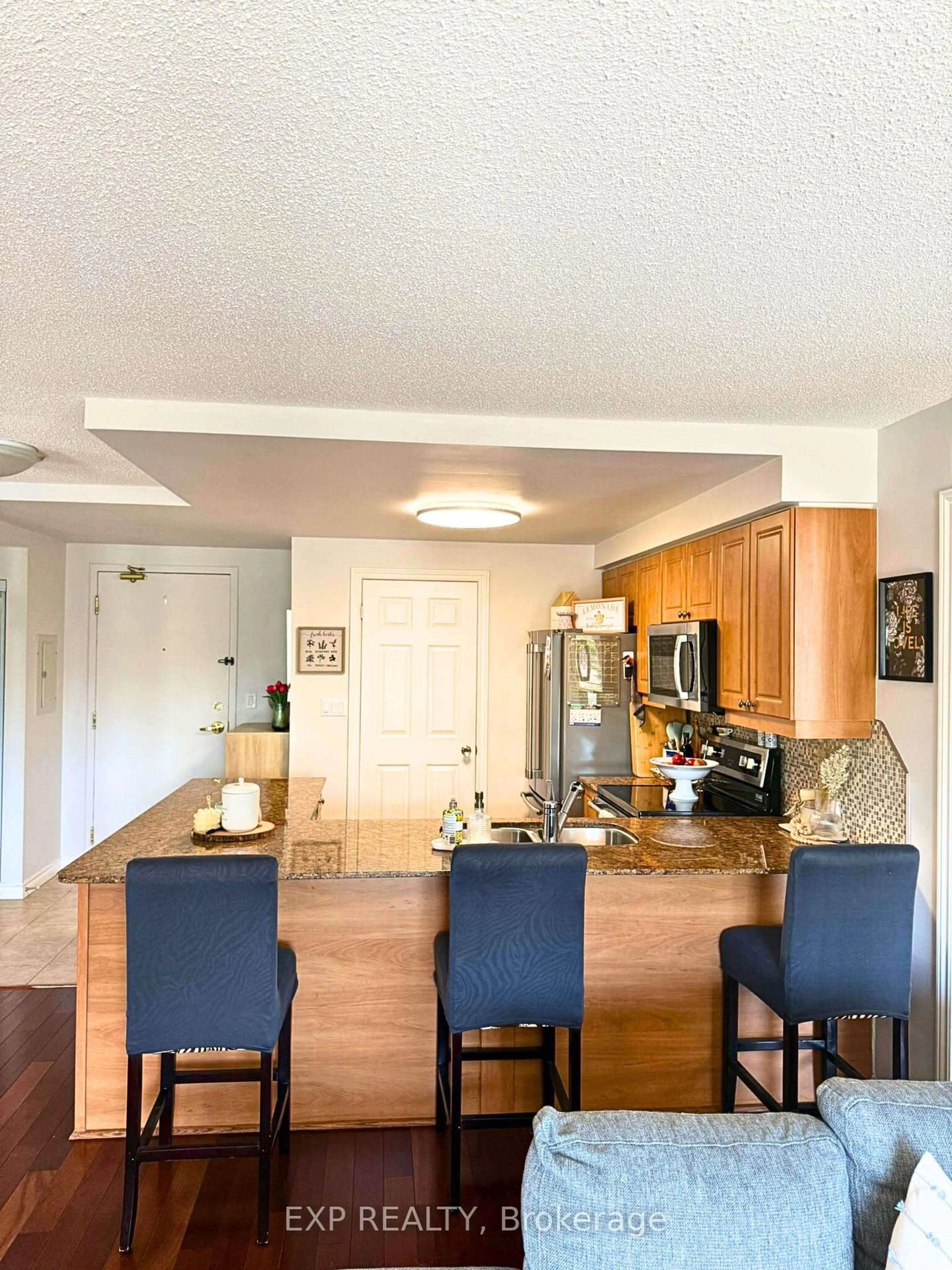 Open concept kitchen, unknown for 22 James Hill Crt #208, Uxbridge Ontario L9P 1Y6