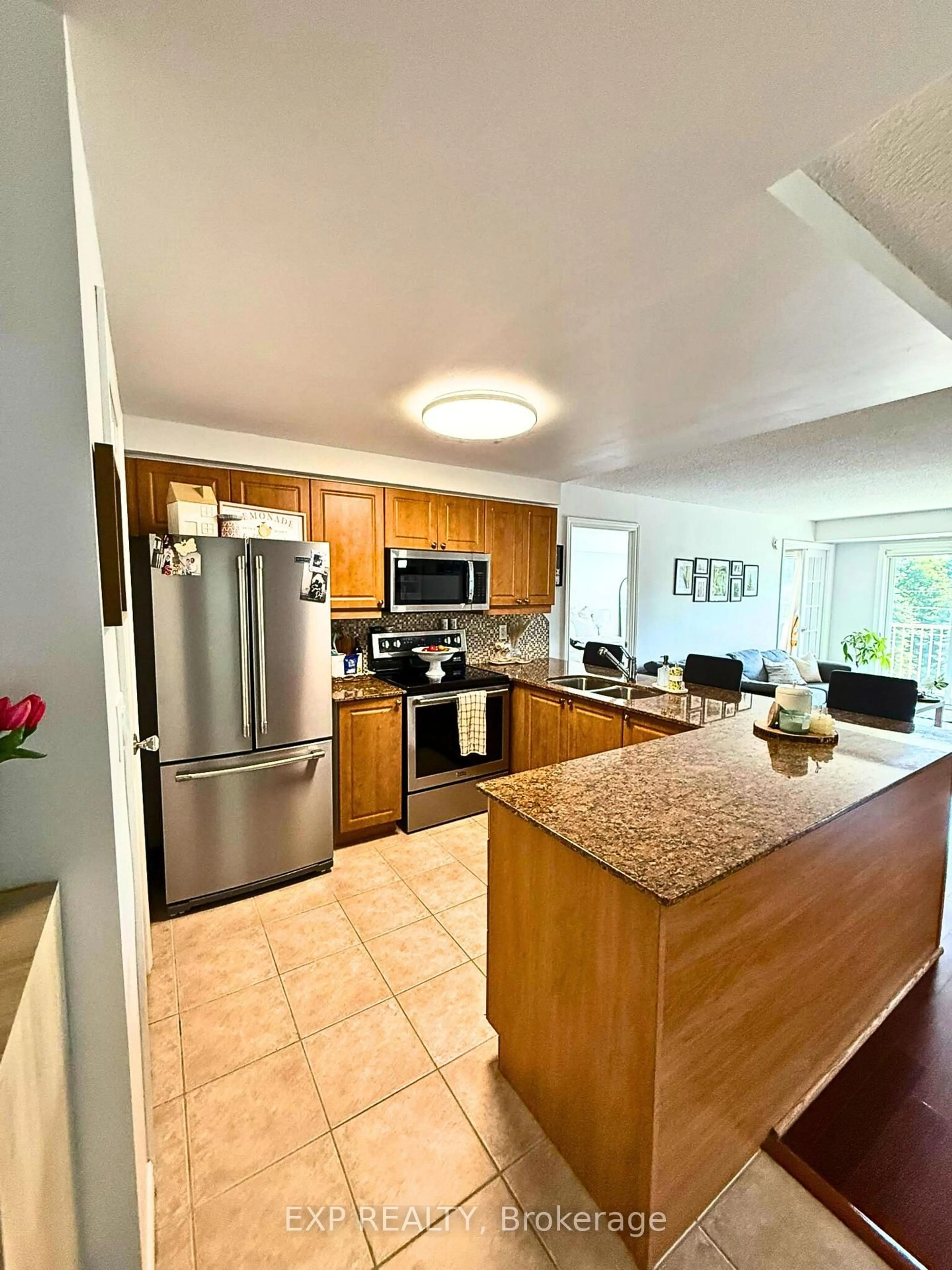 Open concept kitchen, unknown for 22 James Hill Crt #208, Uxbridge Ontario L9P 1Y6