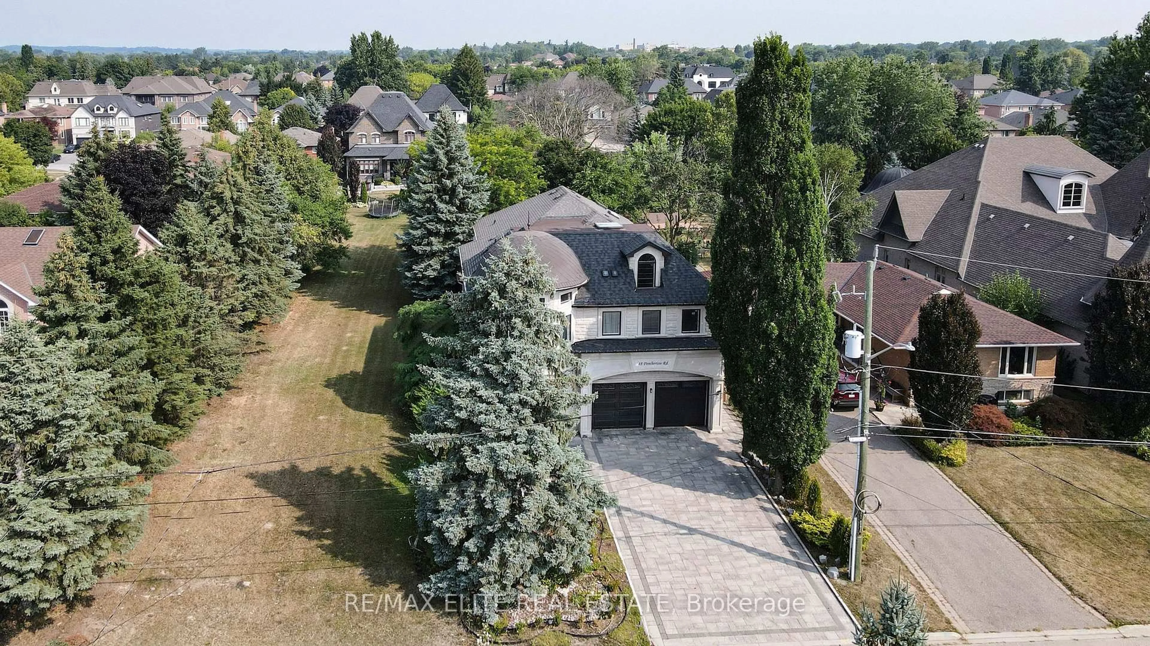 A pic from outside/outdoor area/front of a property/back of a property/a pic from drone, street for 48 Pemberton Rd, Richmond Hill Ontario L4C 3T4
