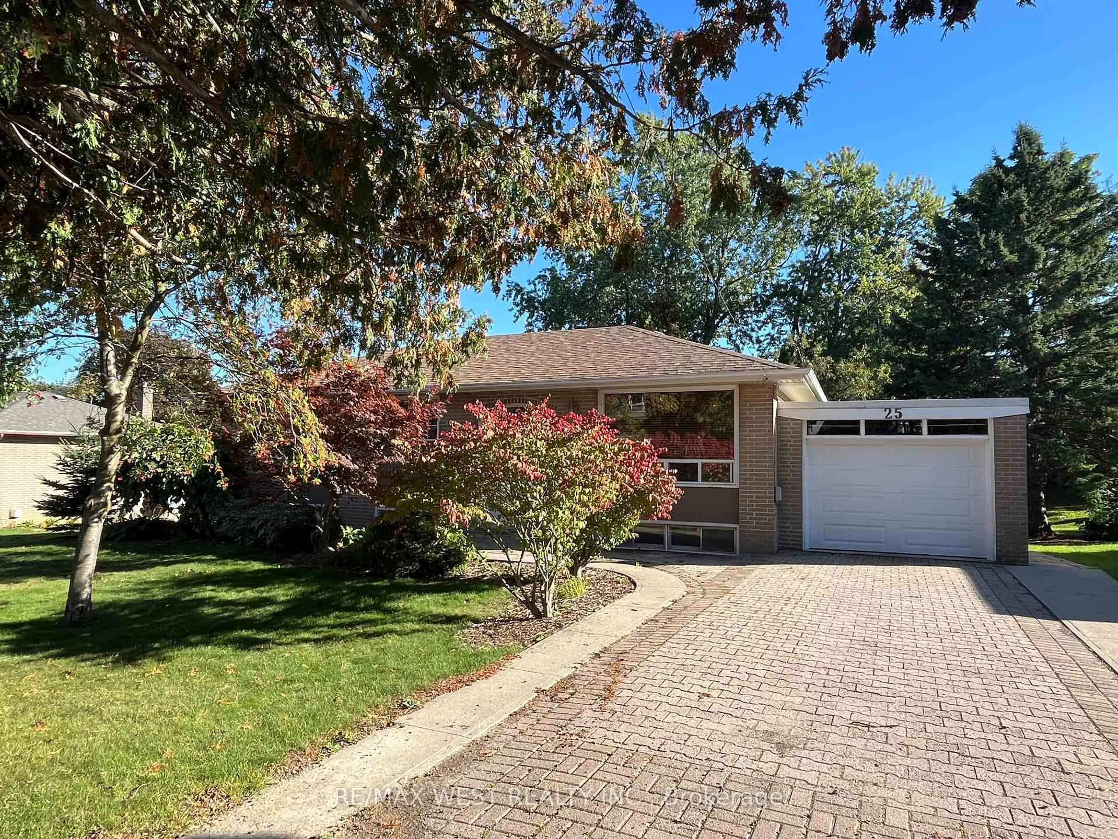 A pic from outside/outdoor area/front of a property/back of a property/a pic from drone, street for 25 Norman Ave, King Ontario L0G 1N0