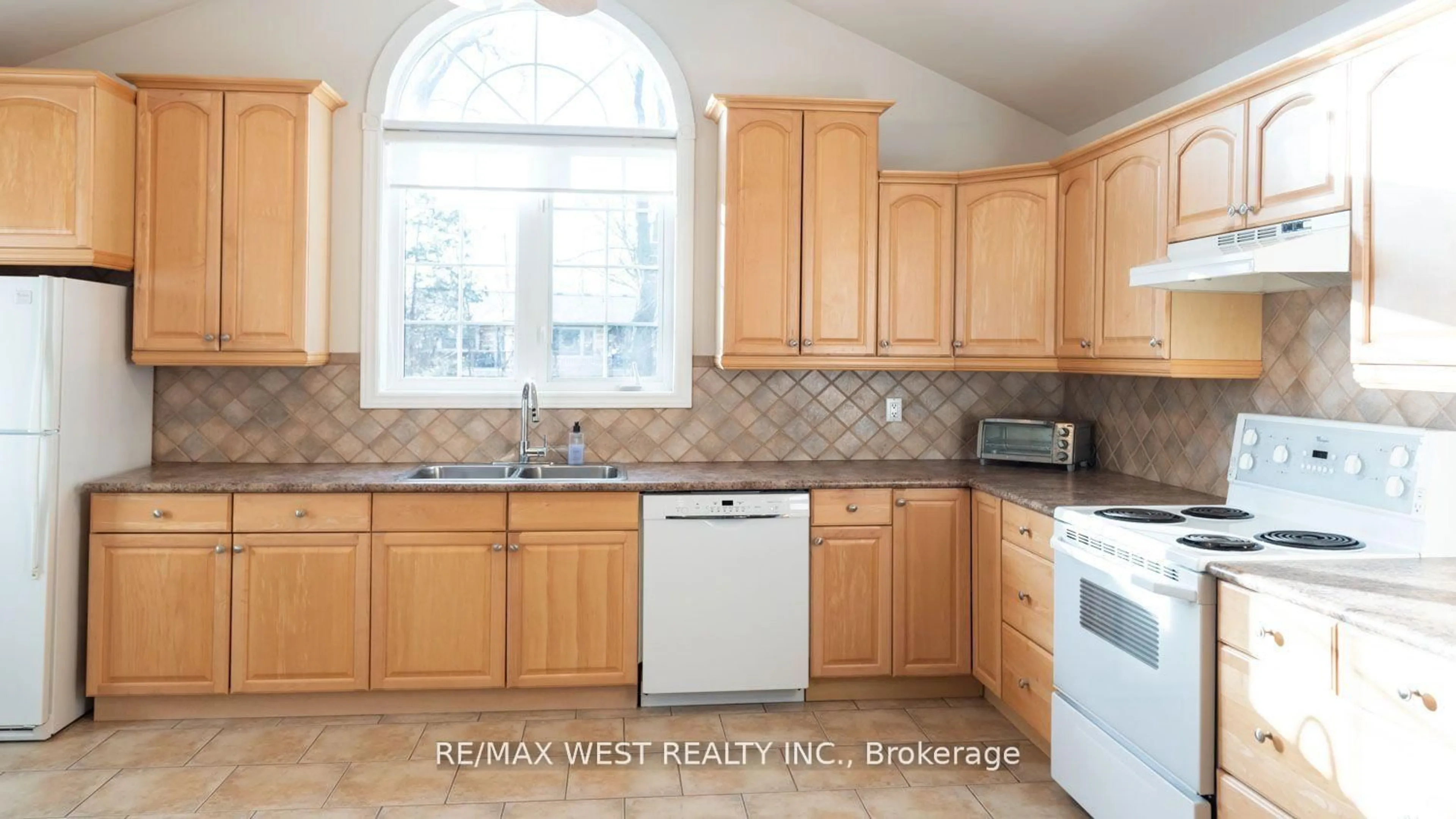 Standard kitchen, ceramic/tile floor for 25 Norman Ave, King Ontario L0G 1N0