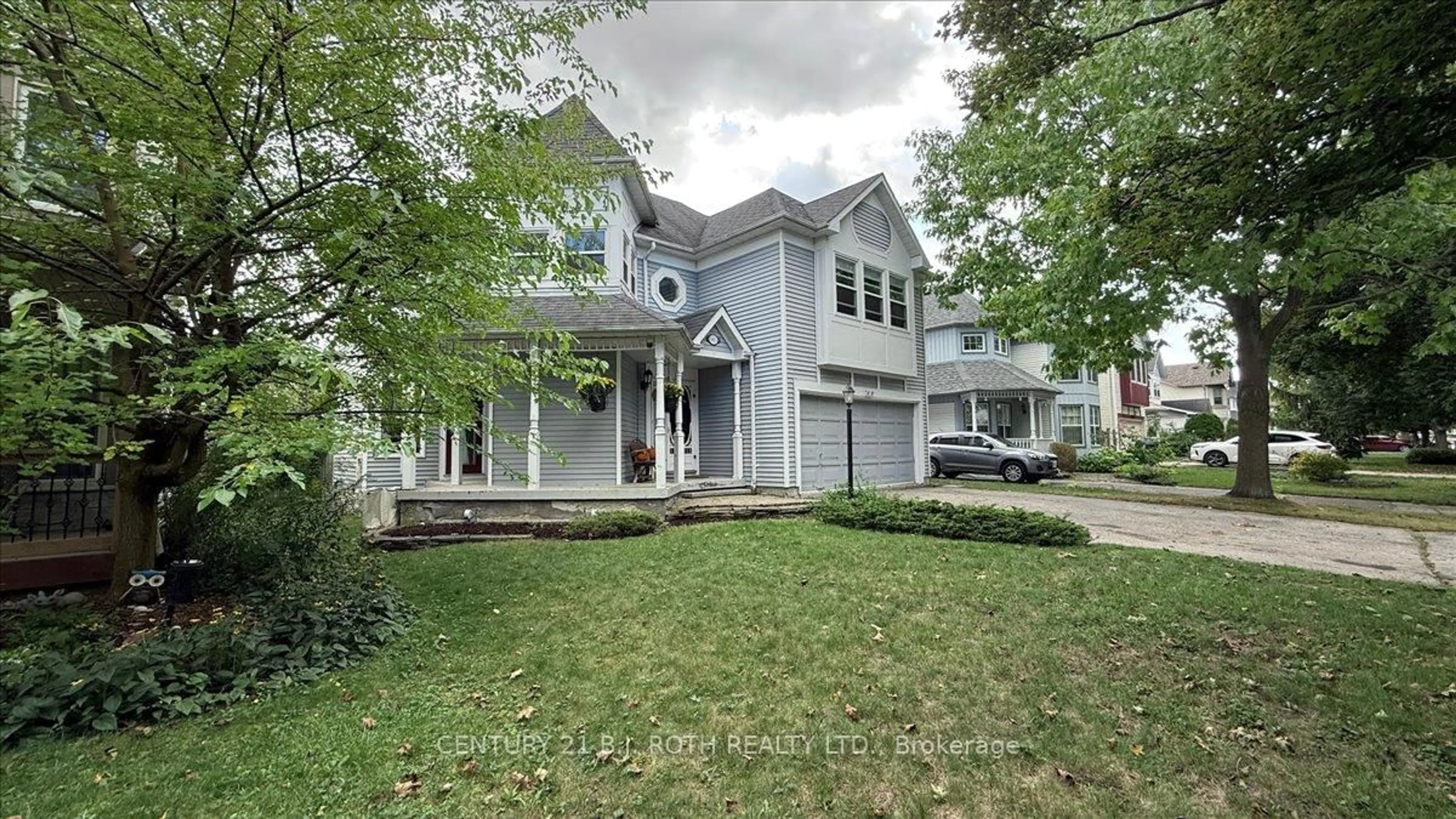 Home with vinyl exterior material, street for 995 LINDEN St, Innisfil Ontario L9S 1W4