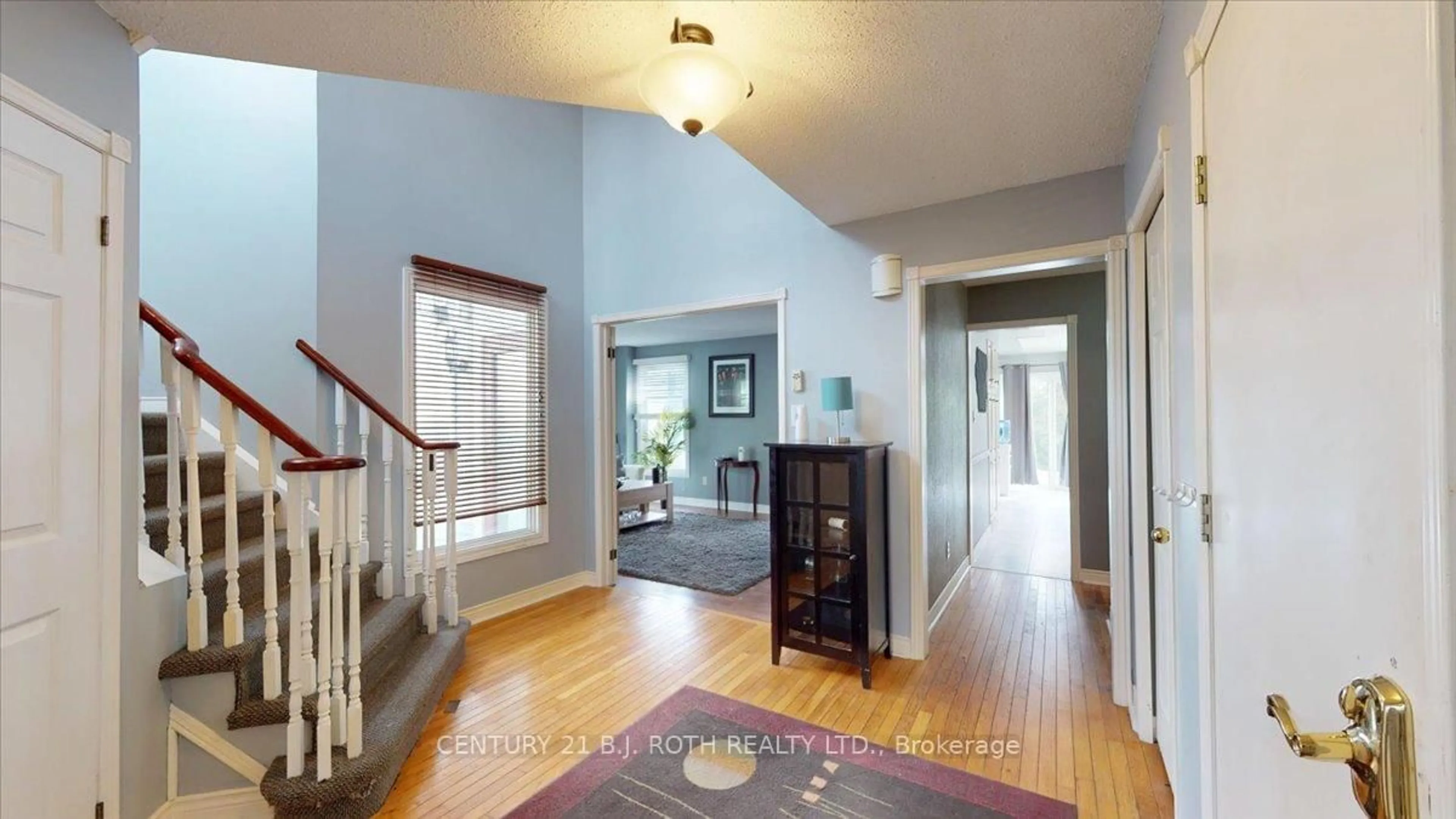 Indoor entryway for 995 LINDEN St, Innisfil Ontario L9S 1W4