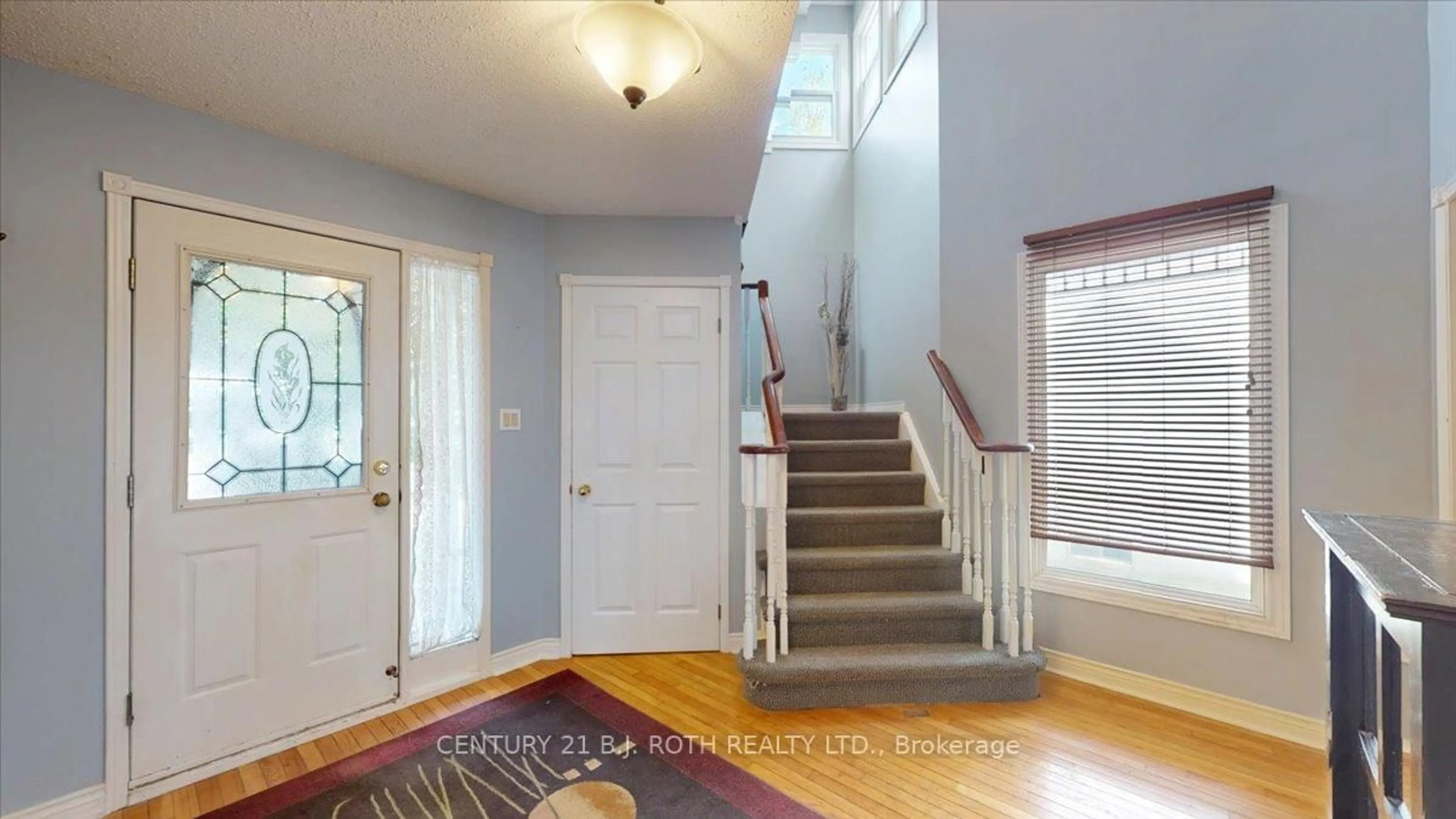 Indoor foyer for 995 LINDEN St, Innisfil Ontario L9S 1W4