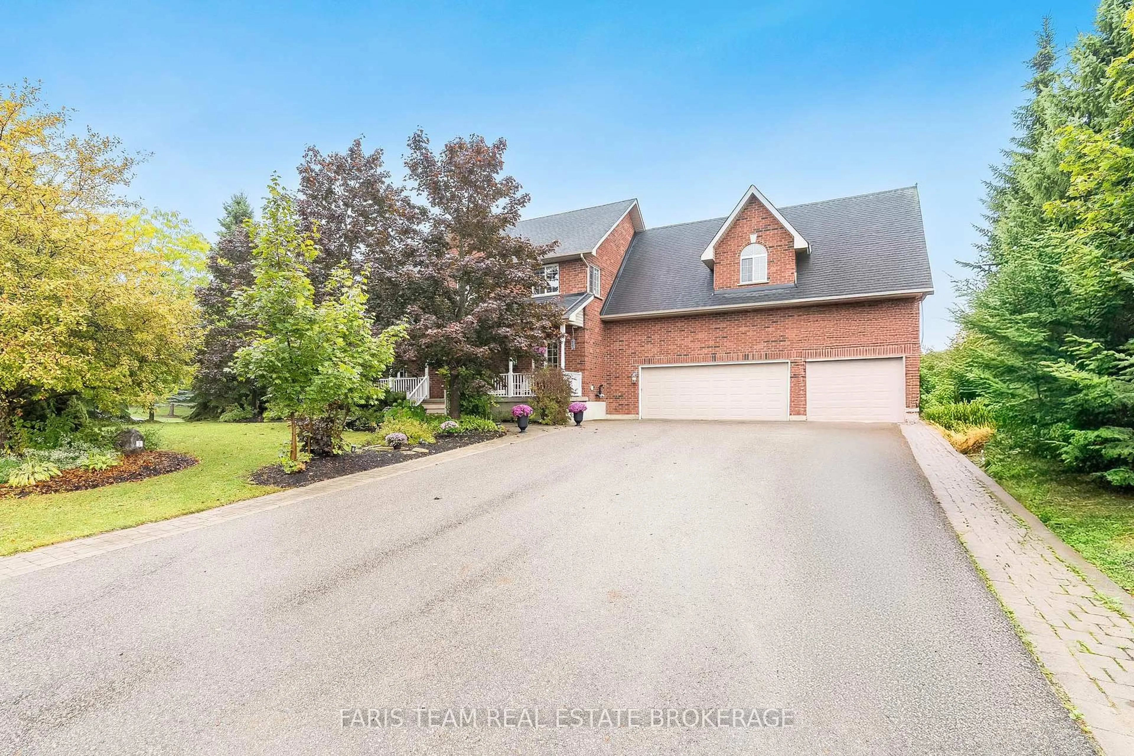 A pic from outside/outdoor area/front of a property/back of a property/a pic from drone, street for 2 Evergreen Lane, Essa Ontario L0L 2N0