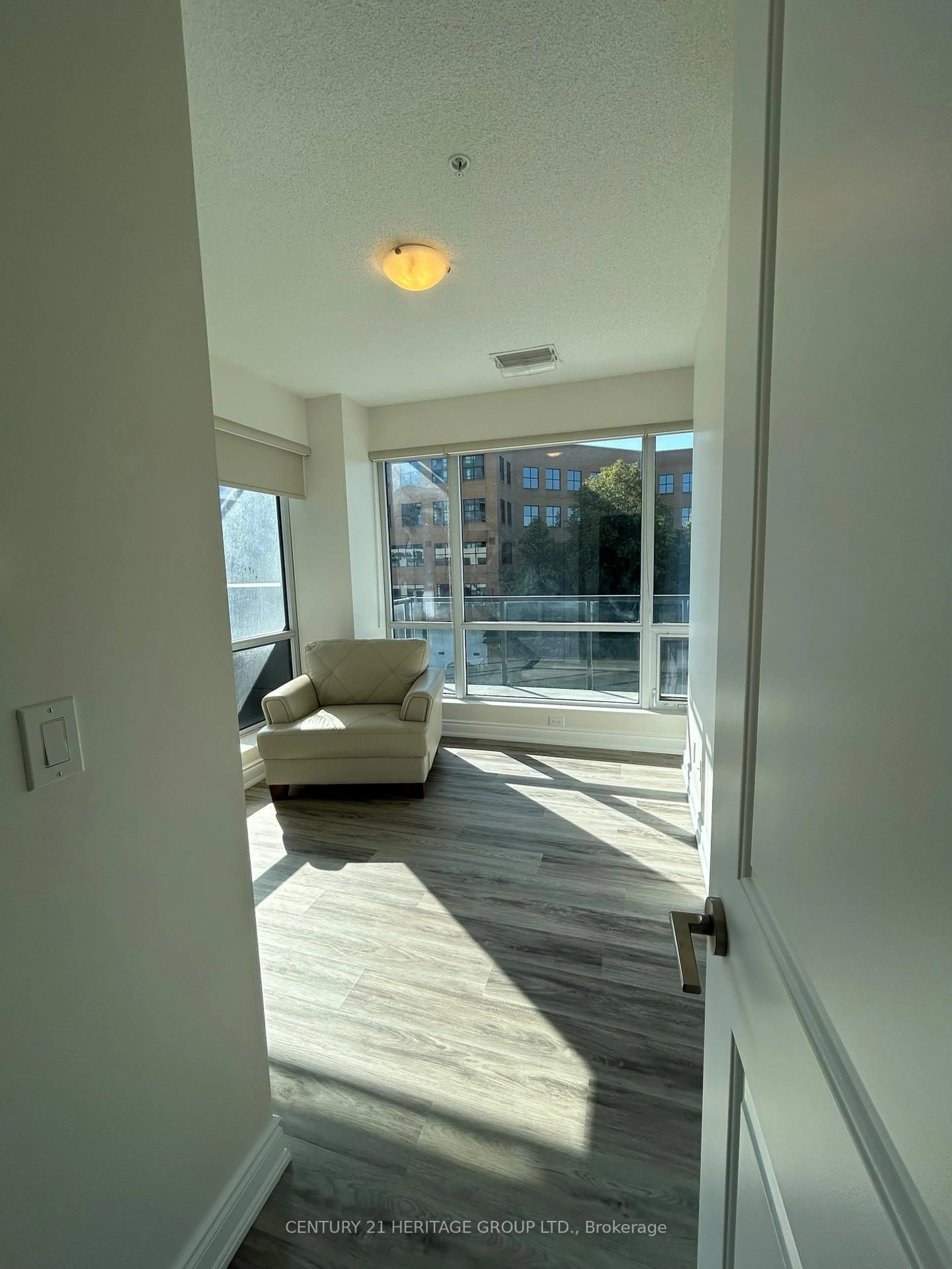 A pic of a room for 9088 Yonge St #203, Richmond Hill Ontario L4C 0Y6