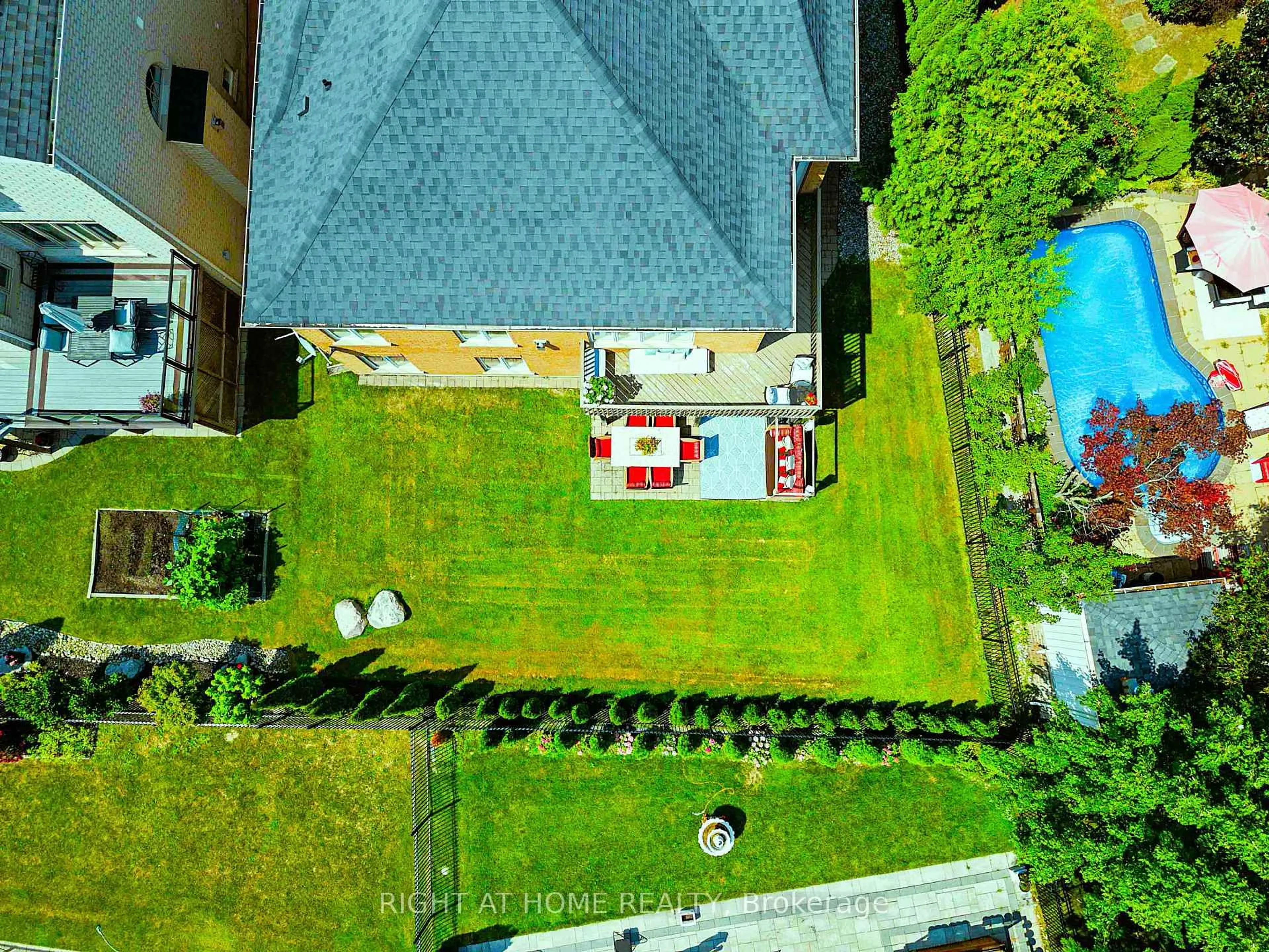A pic from outside/outdoor area/front of a property/back of a property/a pic from drone, city buildings view from balcony for 6 Sachet Dr, Richmond Hill Ontario L4E 4S1