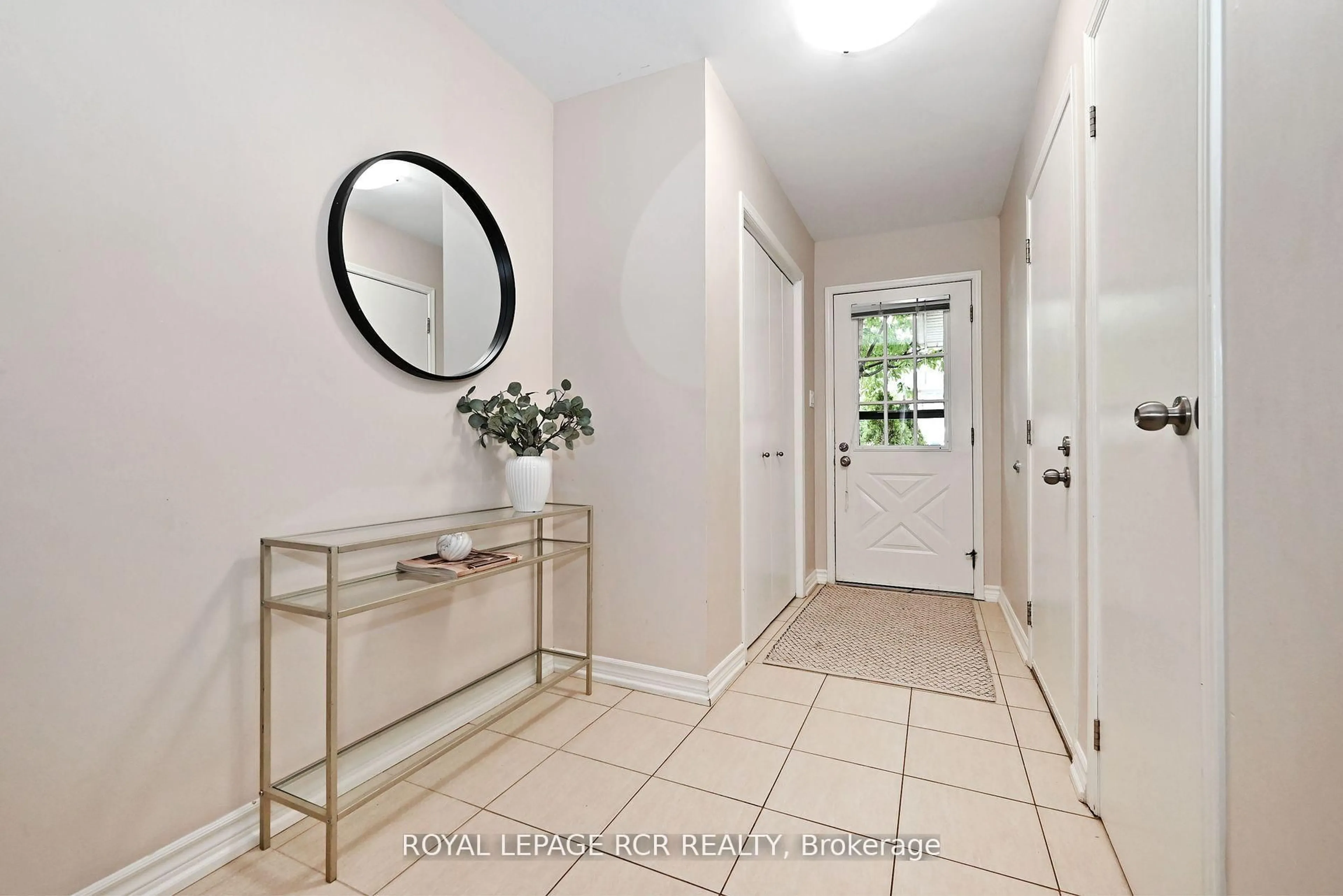 Indoor entryway for 442 Britannia Ave, Bradford West Gwillimbury Ontario L3Z 1A7