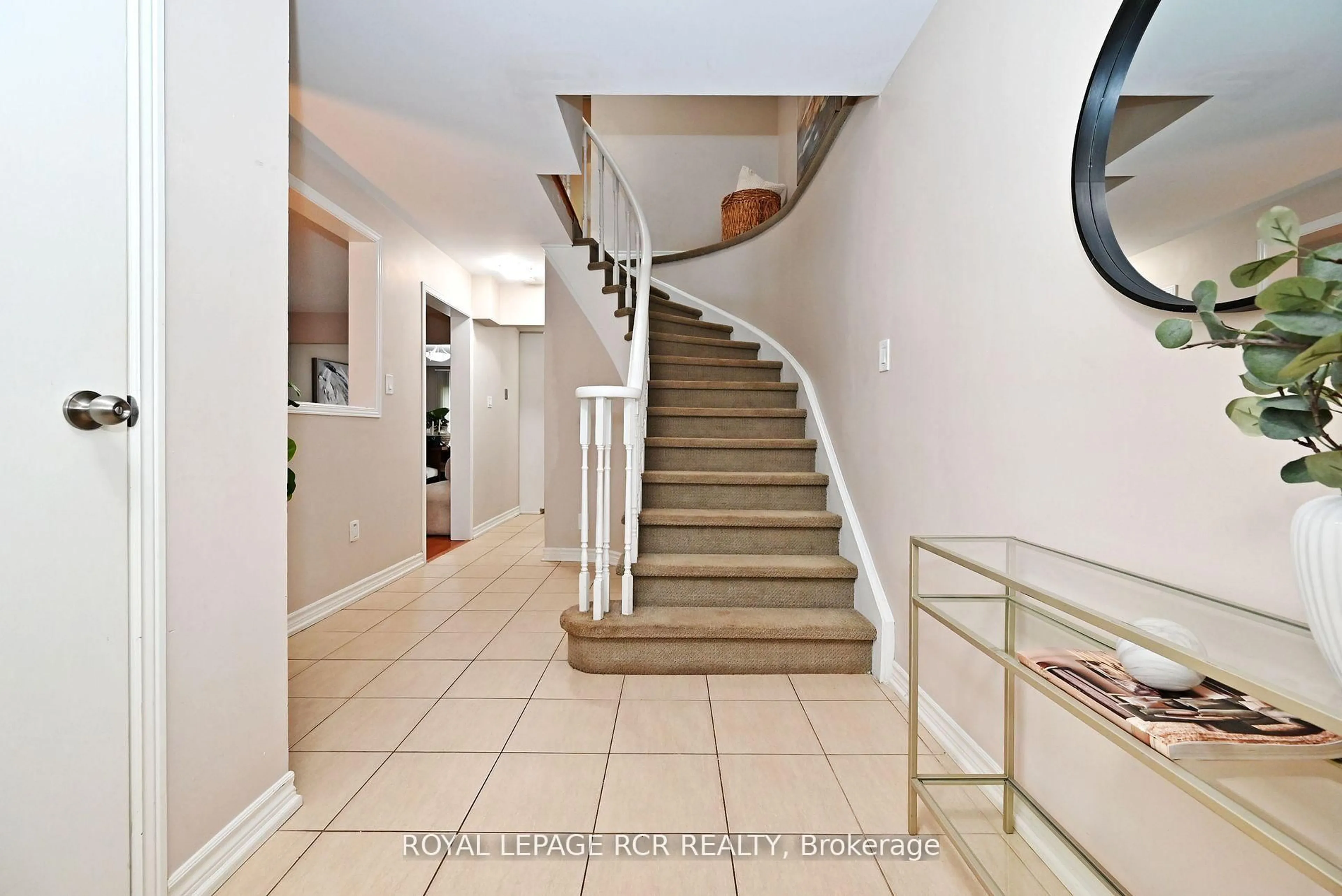 Indoor foyer for 442 Britannia Ave, Bradford West Gwillimbury Ontario L3Z 1A7