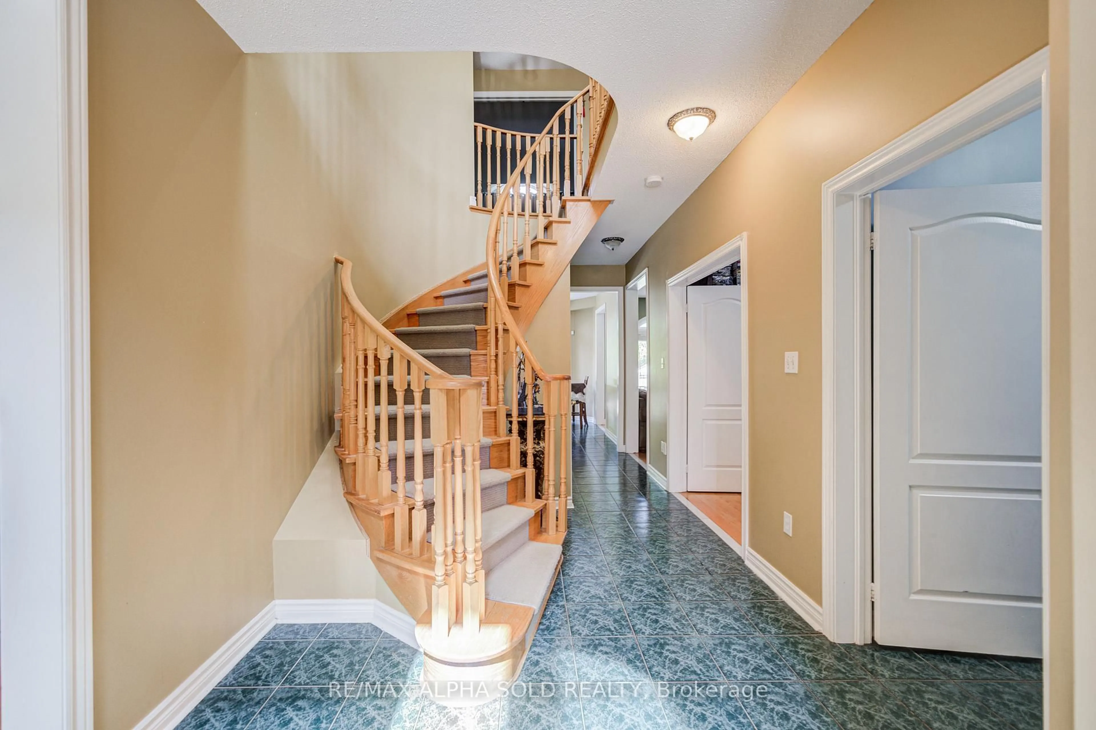 Indoor foyer for 58 Walden St, Markham Ontario L3S 3Z2